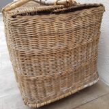 Basket picnic on wheels