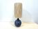 Pied de lampe boule vintage en grès céramique bleu abat-jour raphia corde