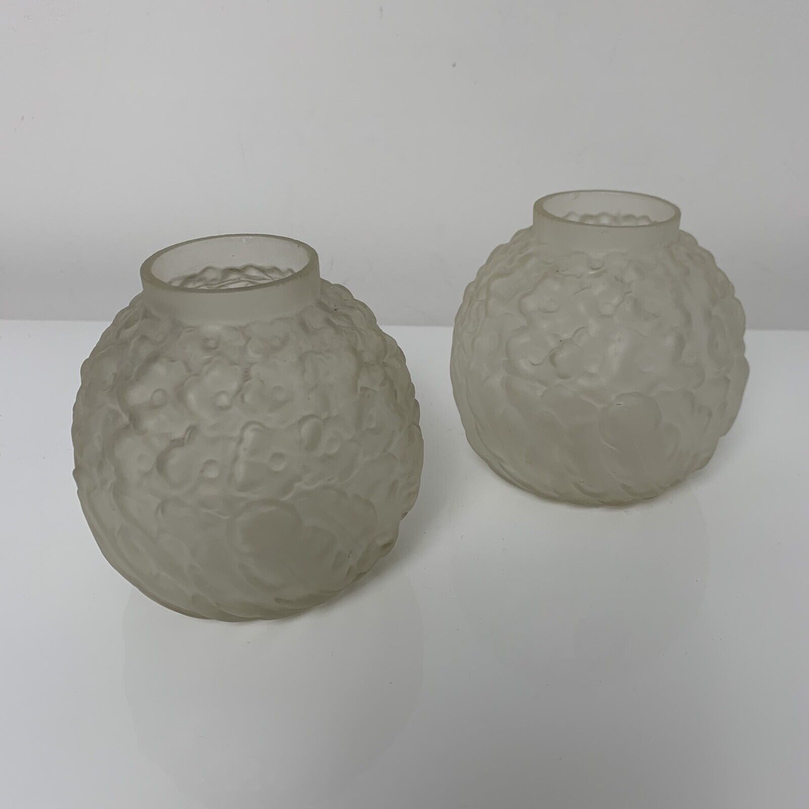 Pair of art deco balls with floral decoration of thoughts