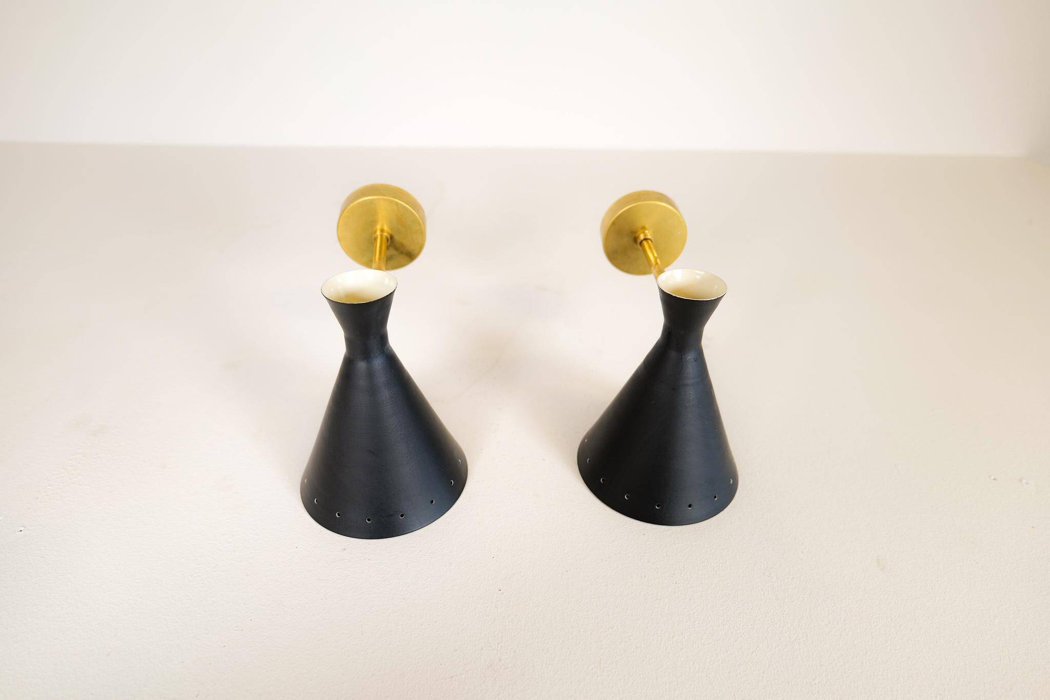 Pair of modern Italian wall sconces in Stilnovo style, wall lamp.