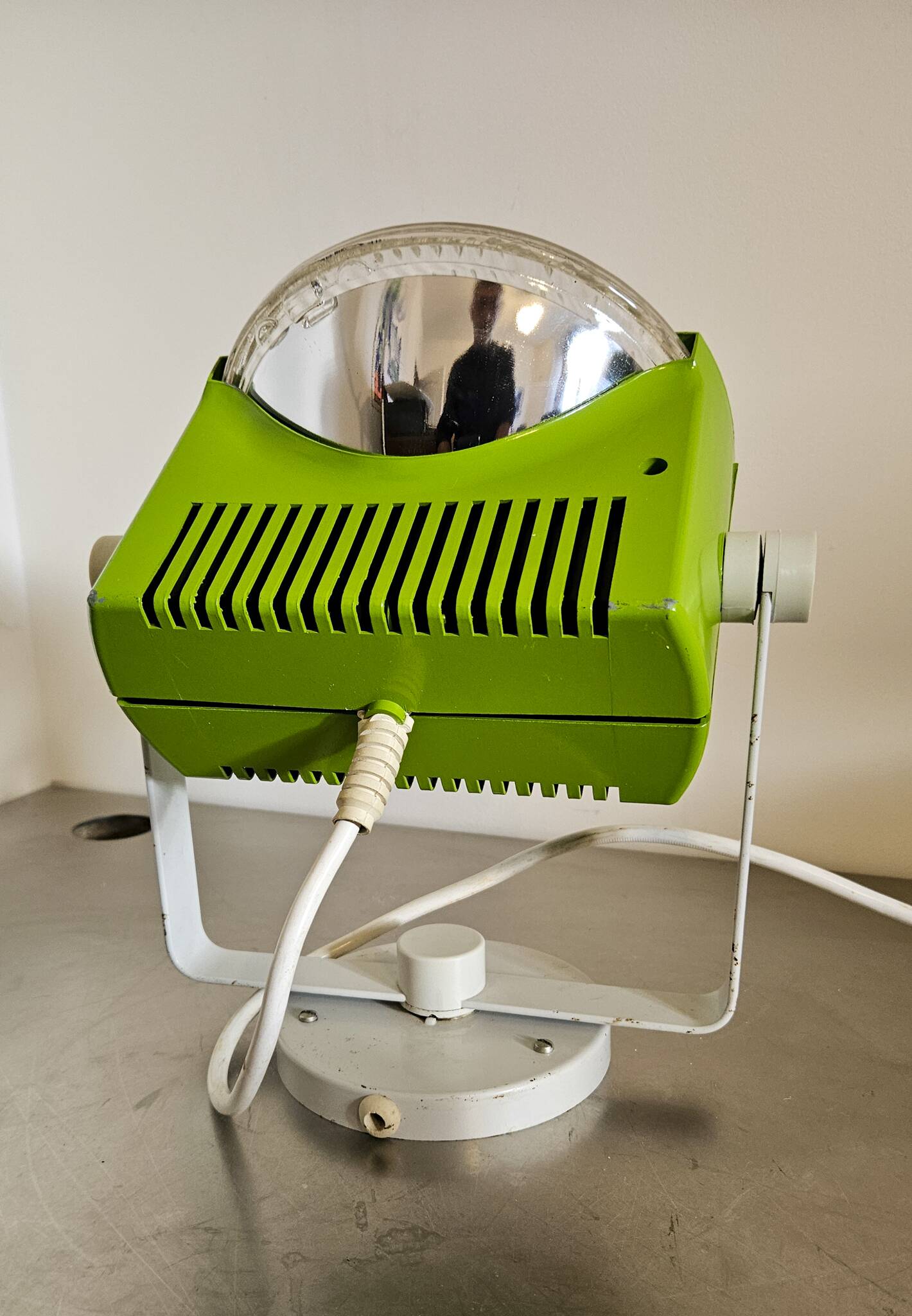 Spot design années 1970 Space Age de la marque LITA vert pomme.