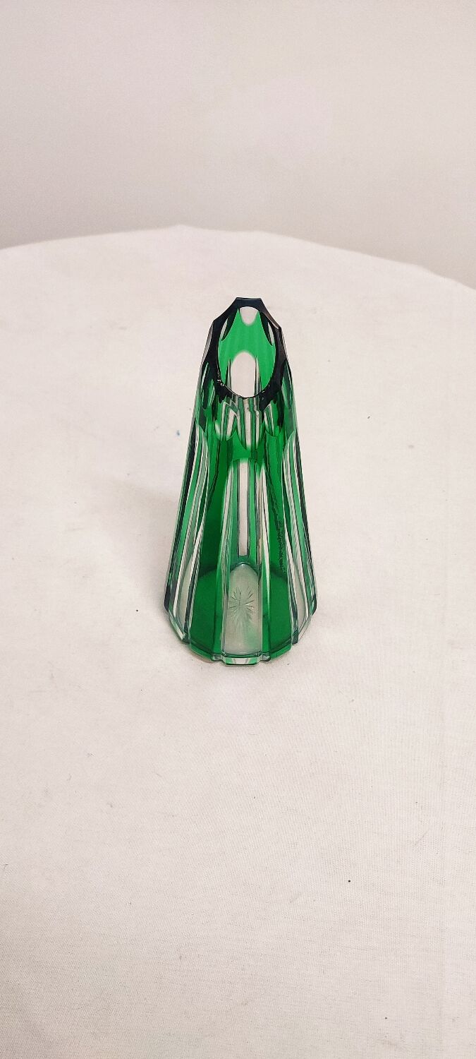 Vase en verre sculpté de Bohême. République tchèque, années 1980.