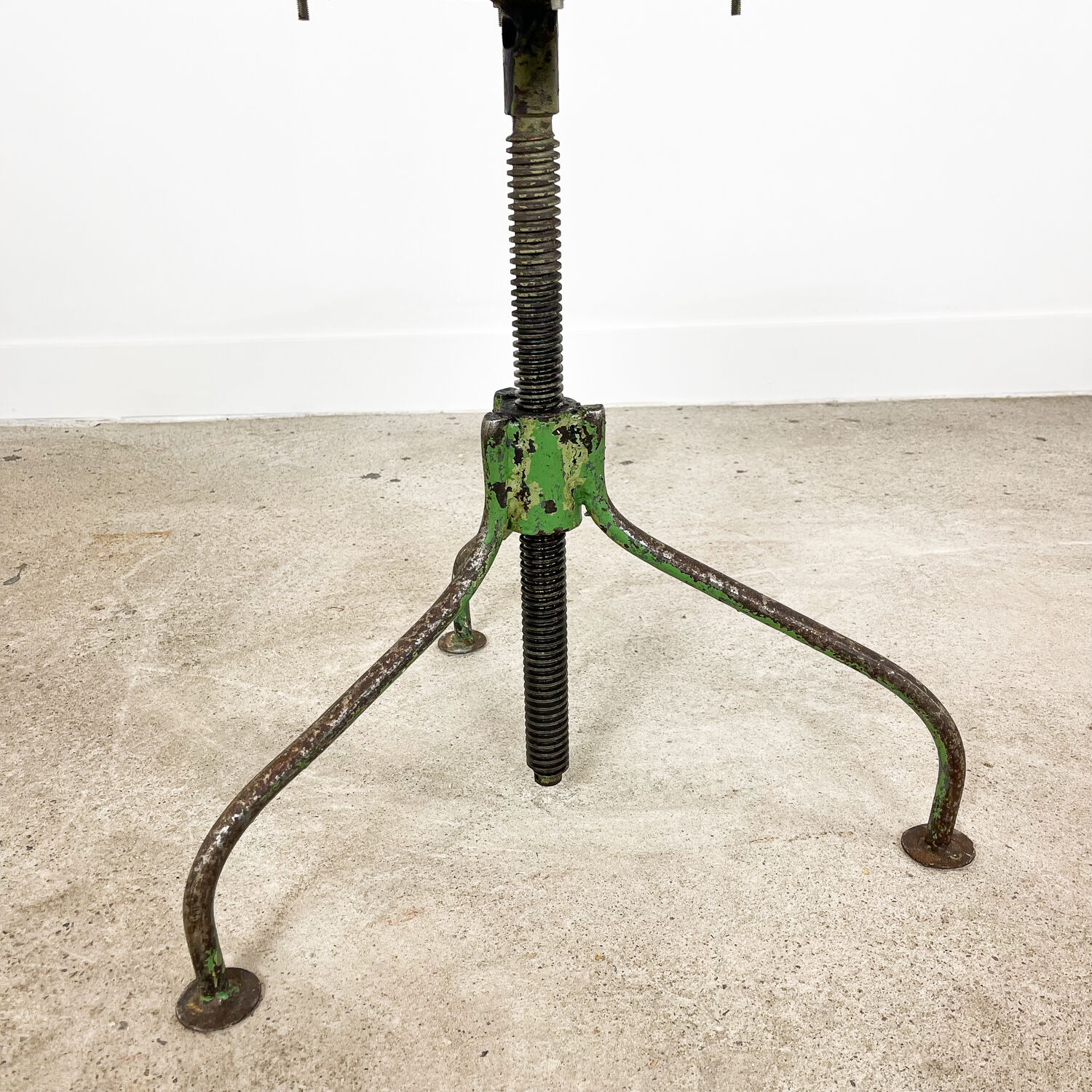 Industrial 3 legged factory swivel stool Green