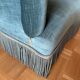 Canapé vintage en velours bleu – style Art déco – franges