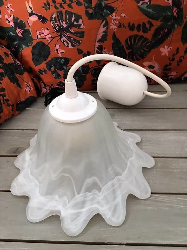 2 pendant lights with frosted glass tulips, in shades of white