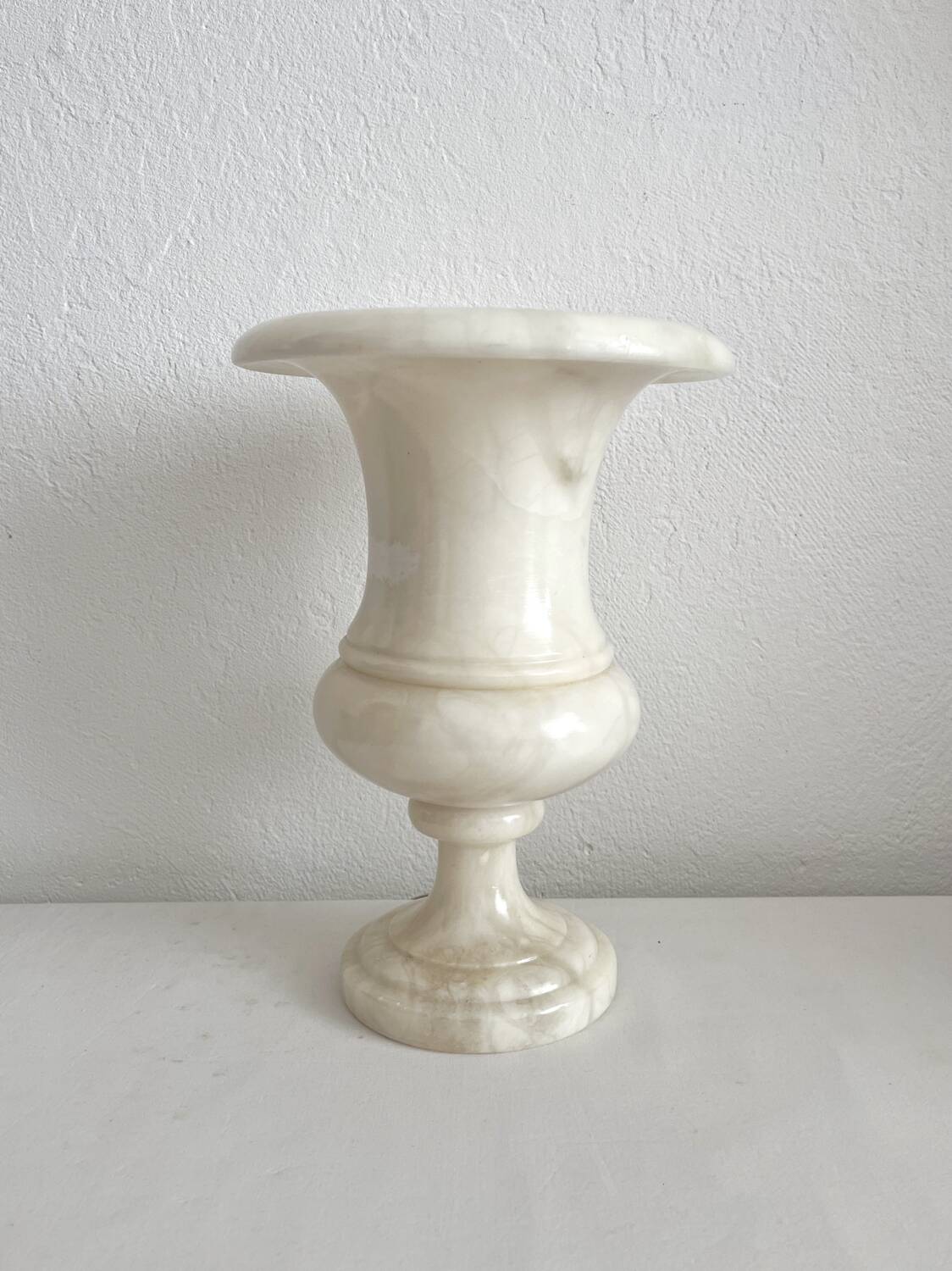 Vintage alabaster-style Medici vase table lamp in resin