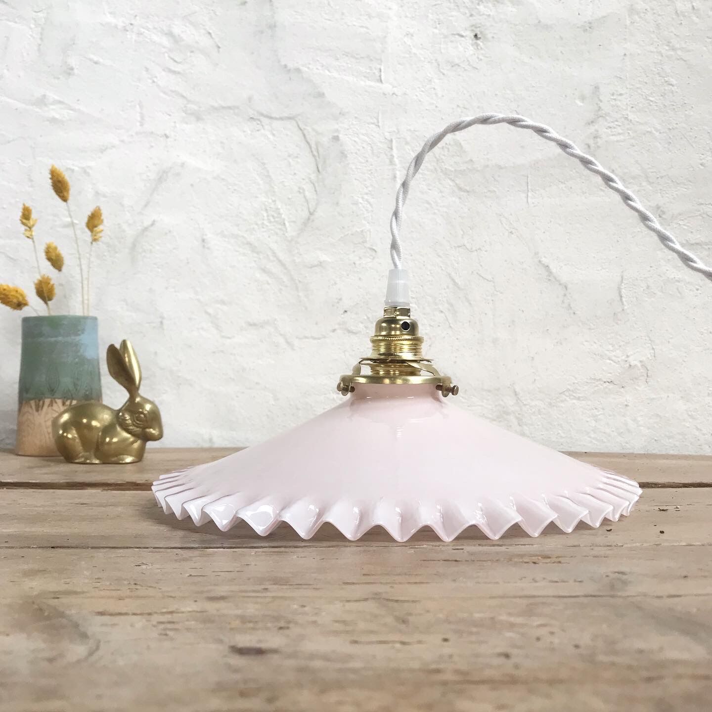 Pink opaline suspension
