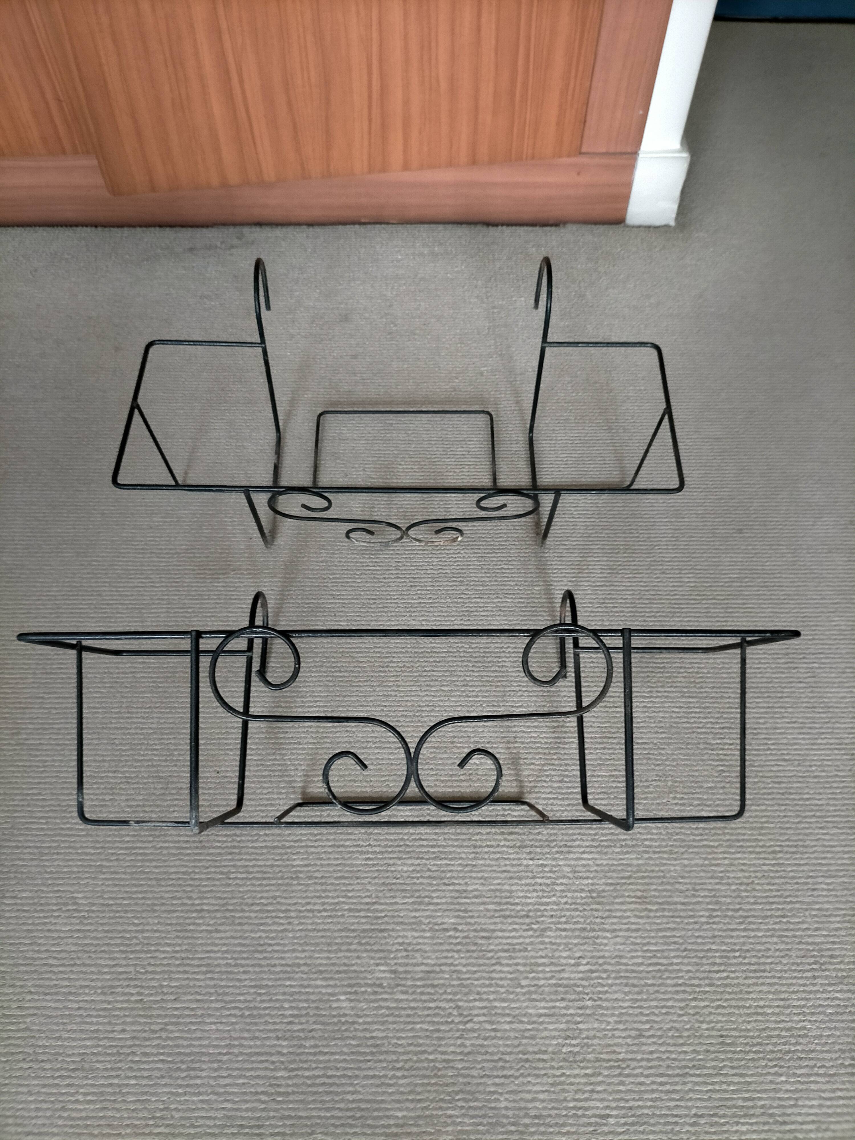 Set of two iron planters