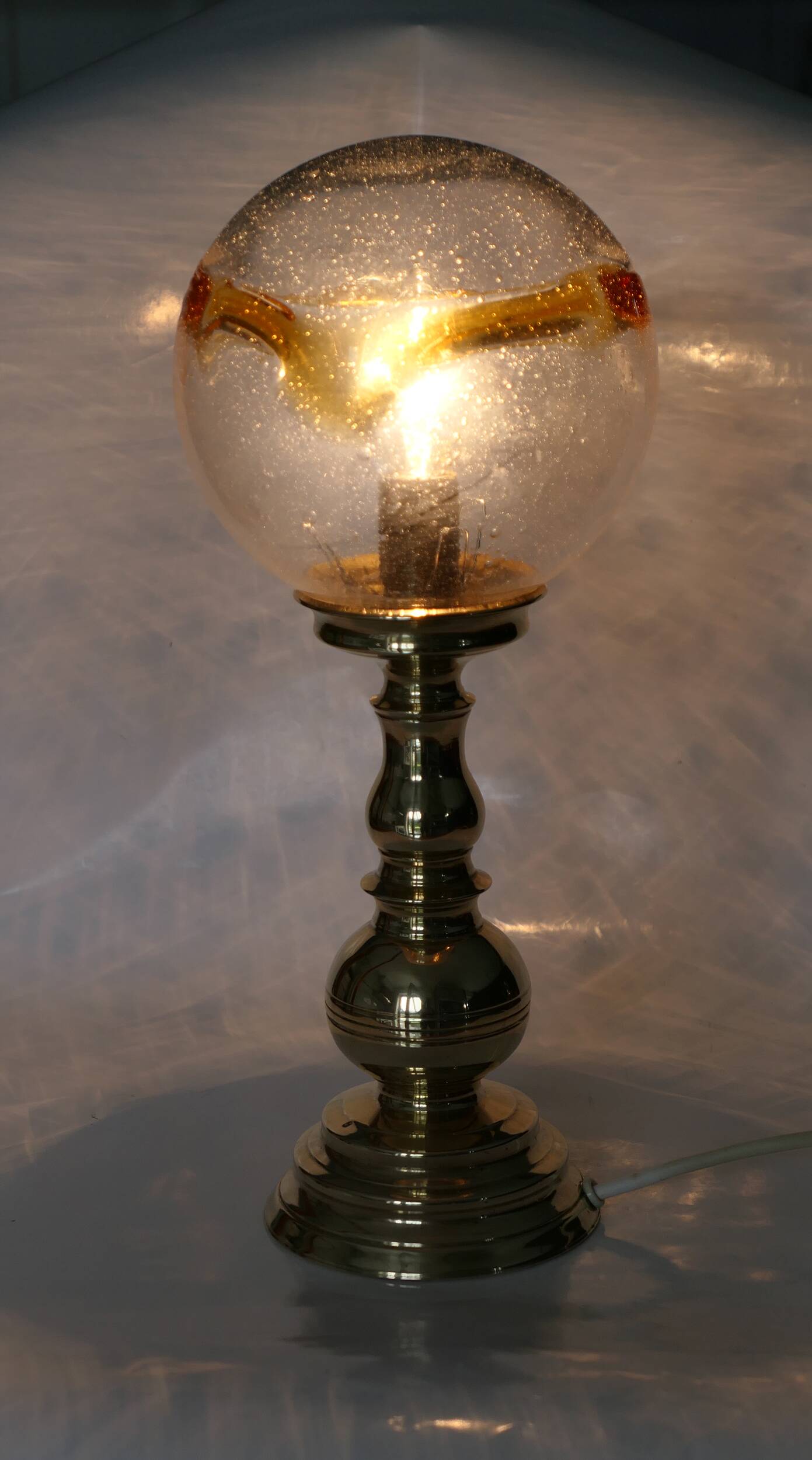 Table lamp in solid brass with a vintage 1970s glass globe.