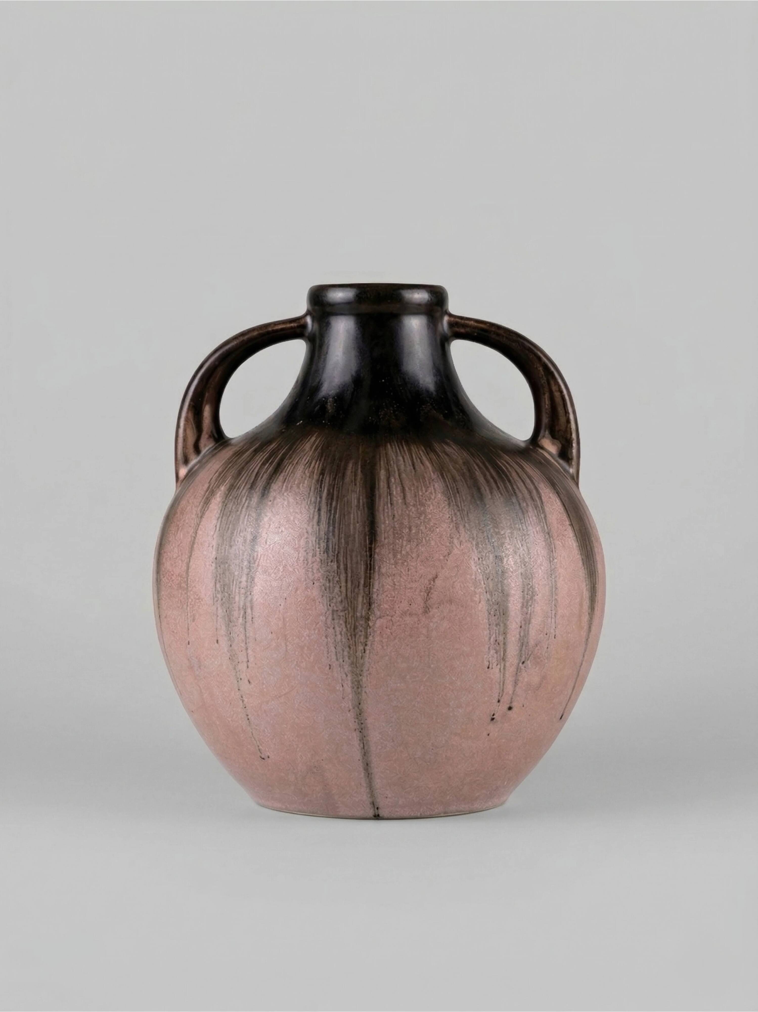 Vase en grès signé Méténier, double anse, émail flammé rose et noir