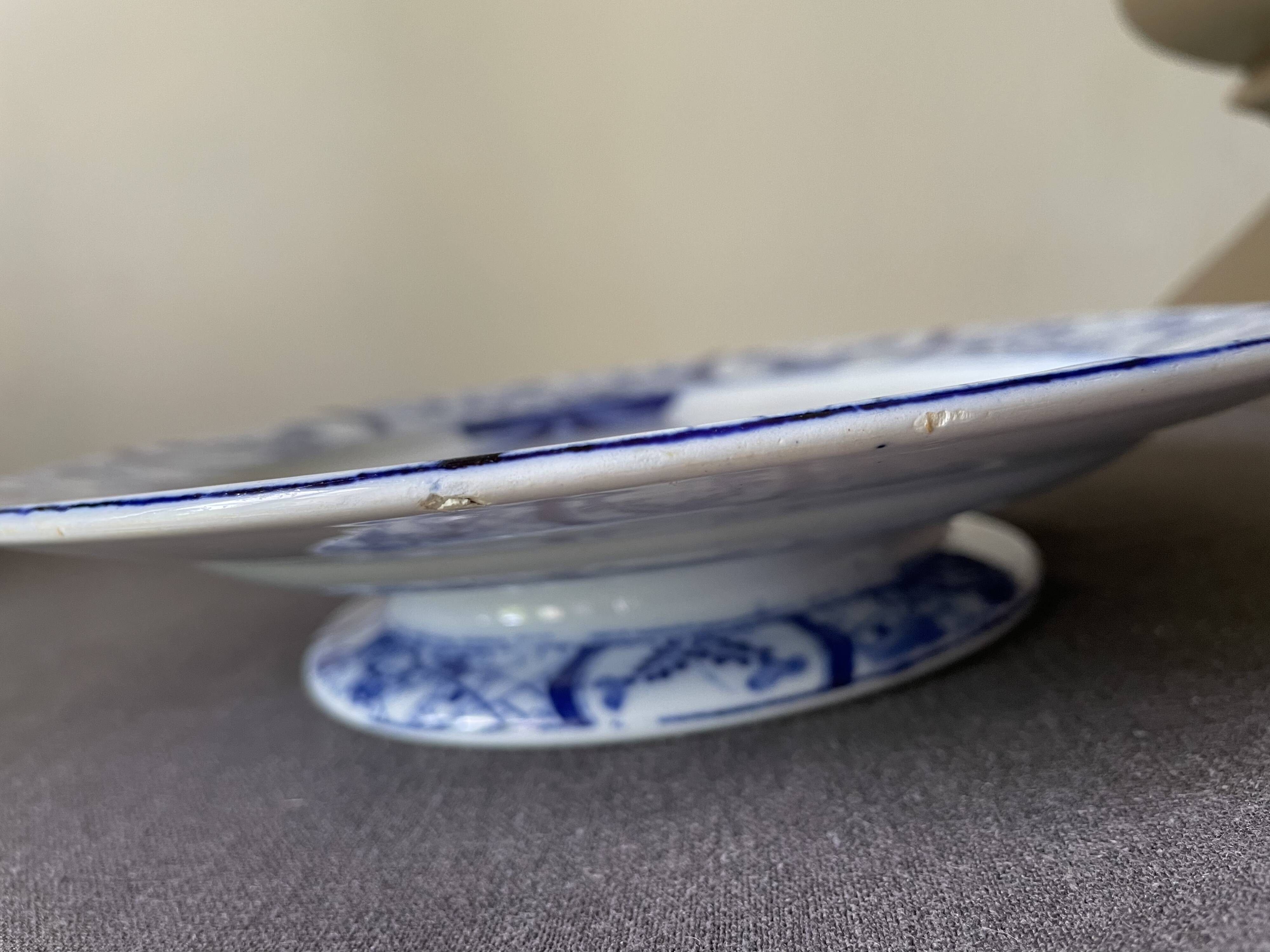 Assiette sur piédouche en faïence bleue et blanche Creil & Montereau, service "Japon", XIXème siècle