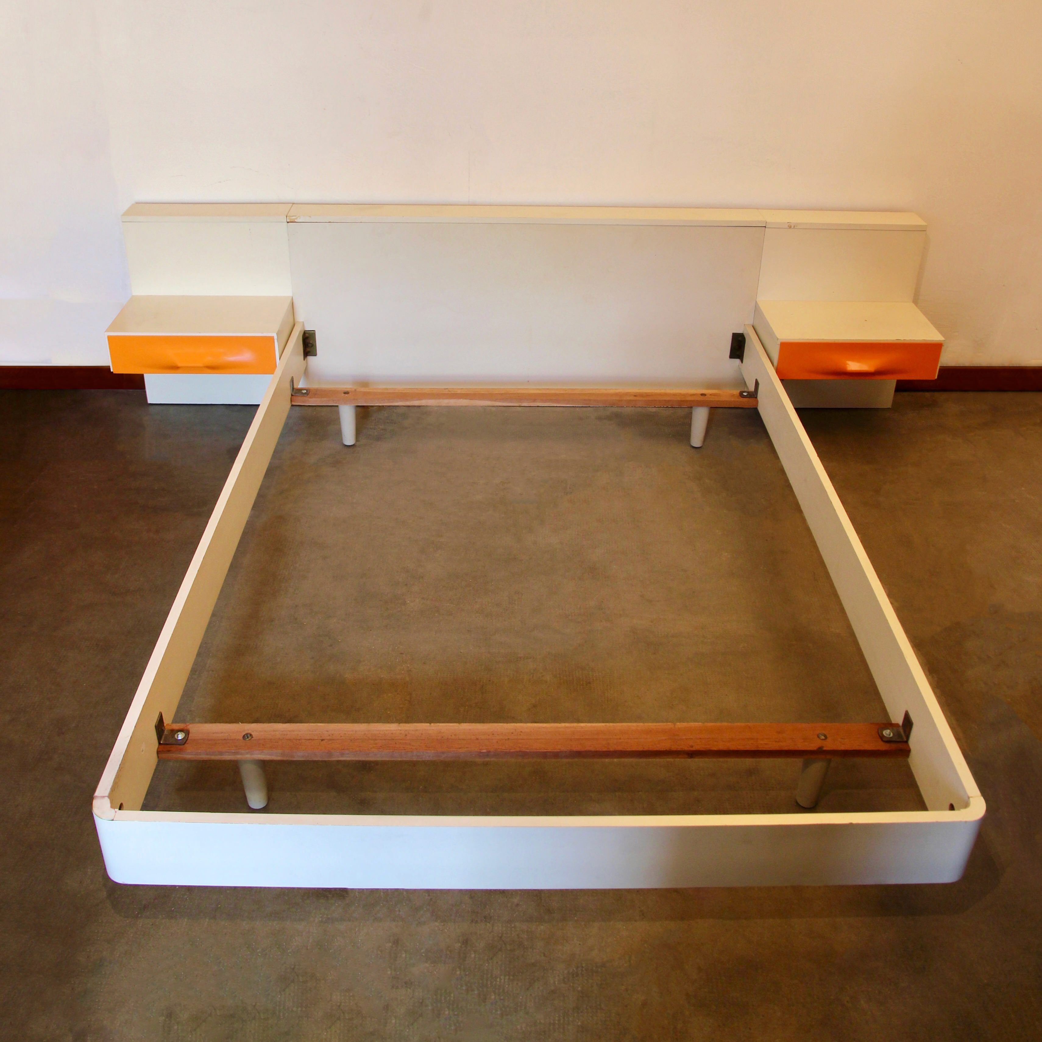 DF 2000 bed by Raymond Loewy
