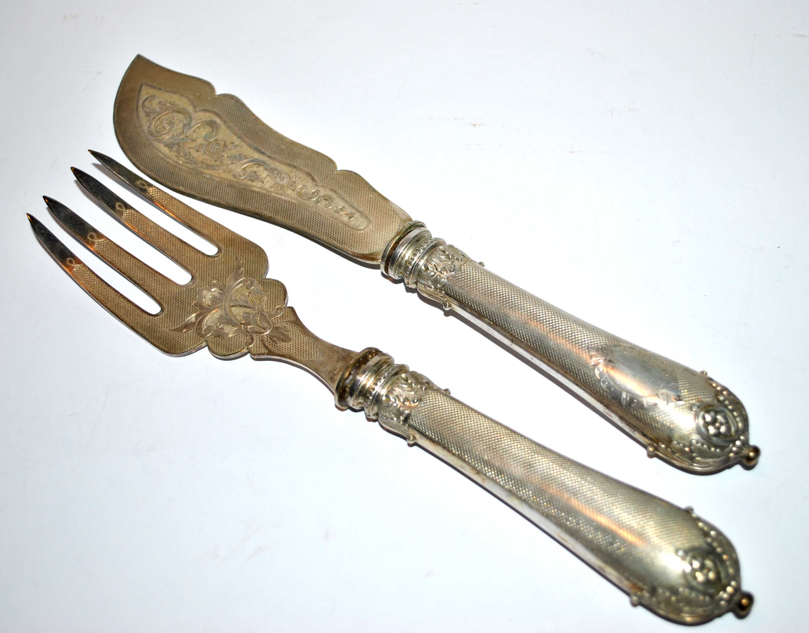 Old stuffed silver fish service - Engraved and guilloché napoleon III service cutlery