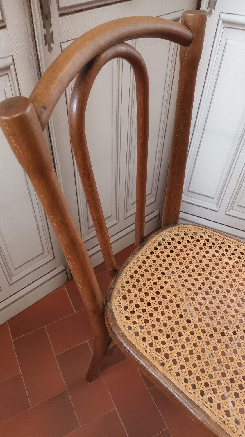 Curved wood bistro chair