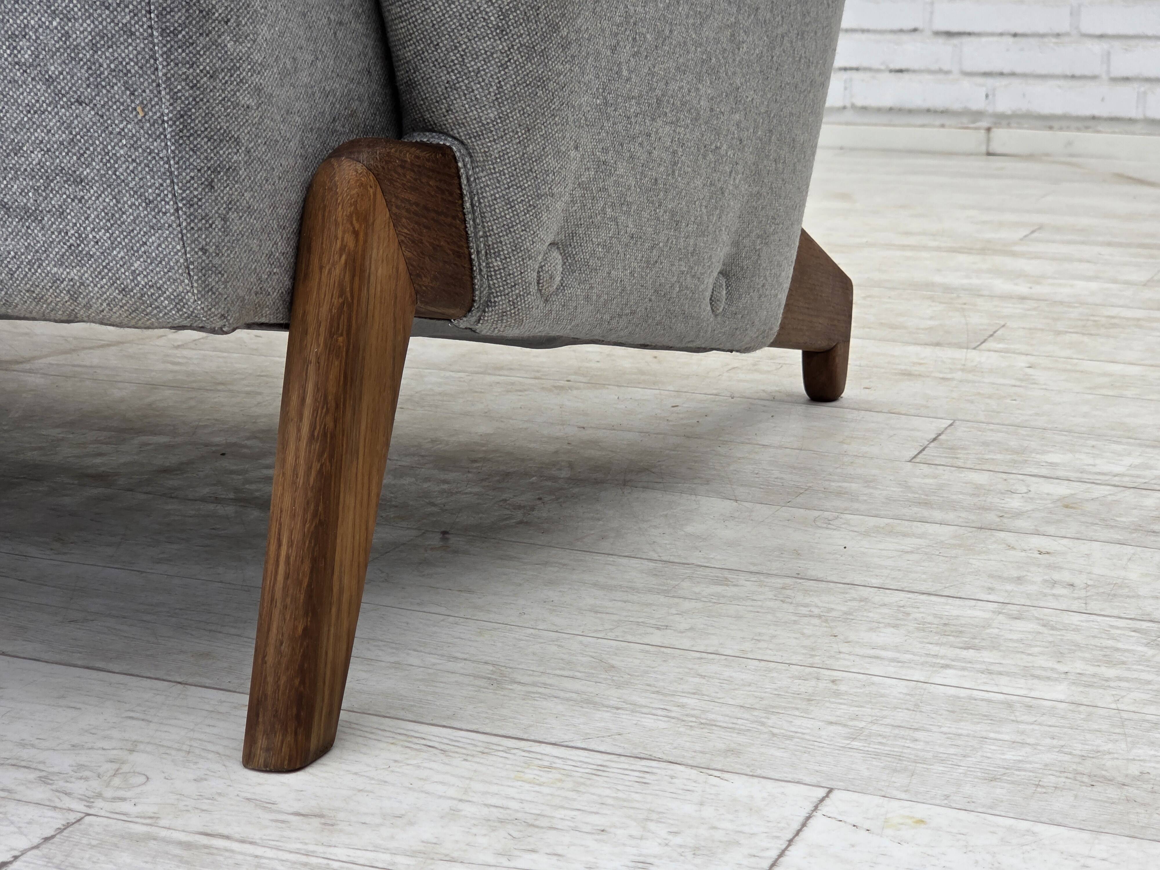 Design danois par Arne Hovmand-Olsen, canapé 3 places modèle 490, refait à neuf.