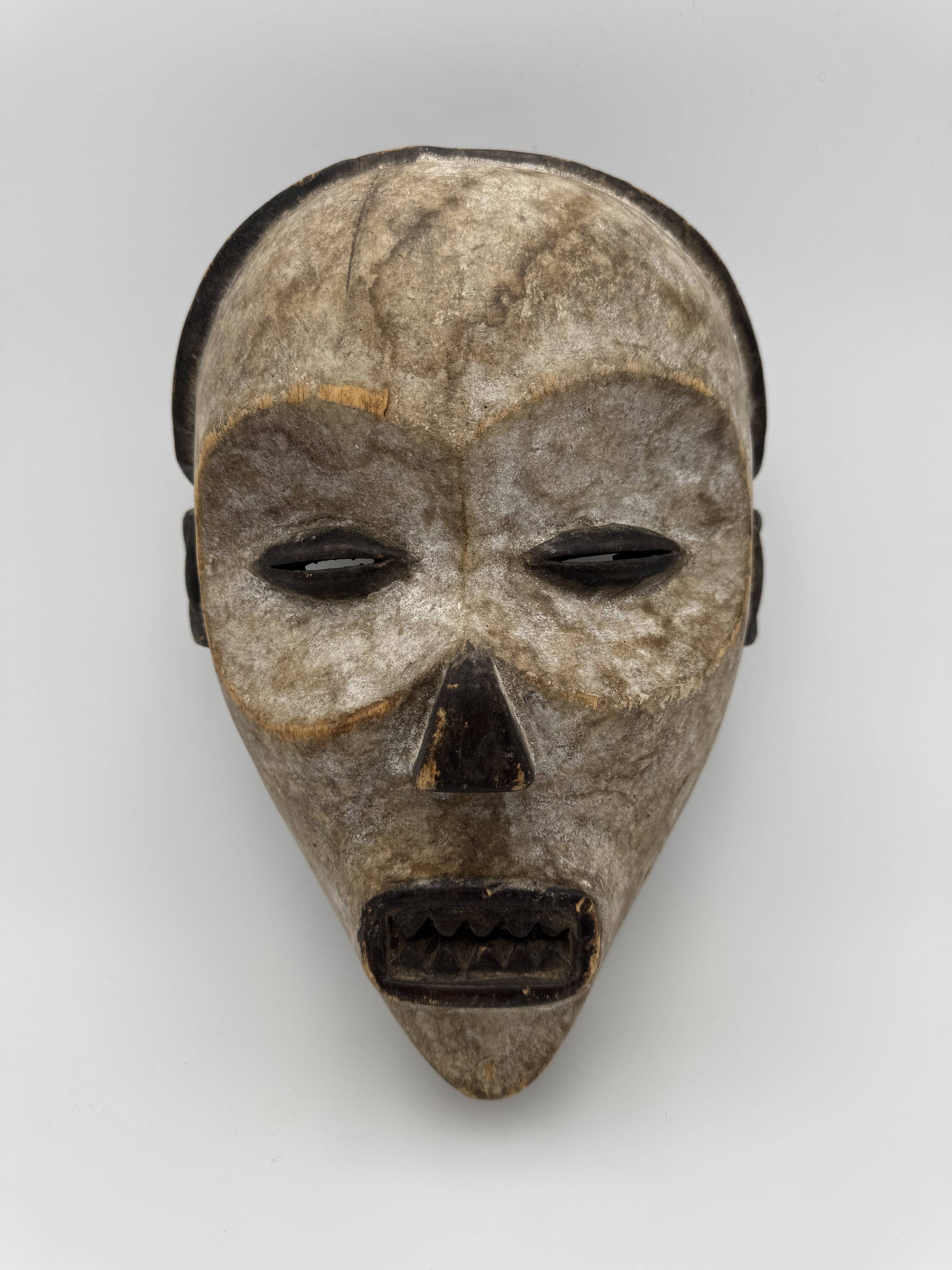 Masque Fang du Gabon – Art africain tribal ancestral, kaolin blanc rituel