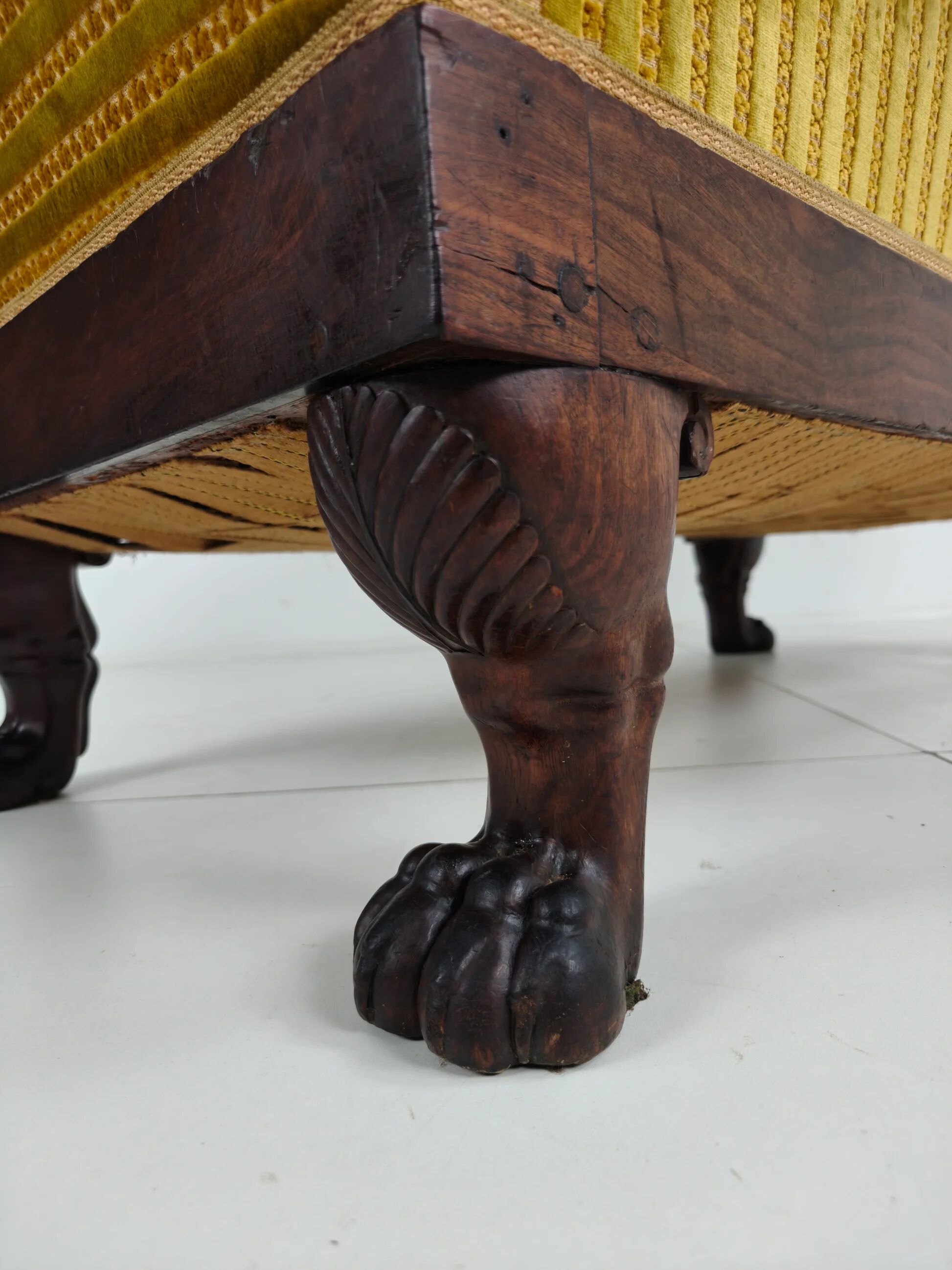 Superbe chaise longue Empire en acajou – vers 1800–1830 – pieds en pattes de lion sculptés