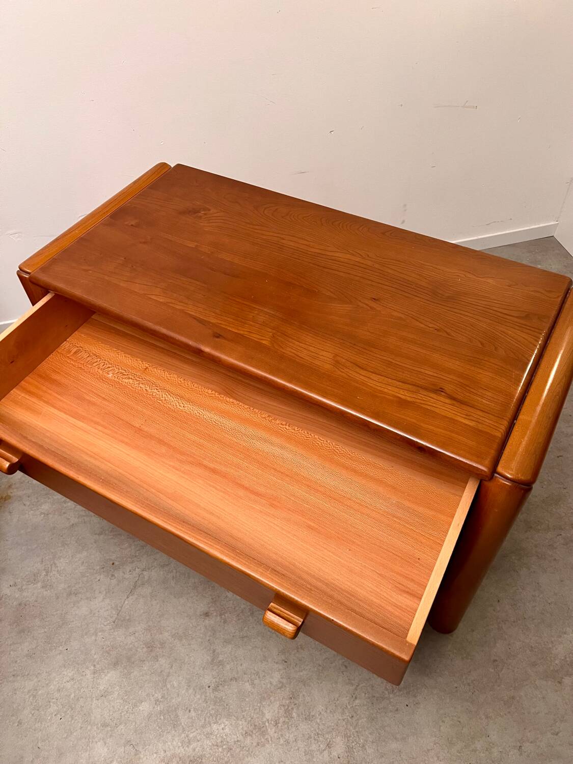 Ancienne commode 3 tiroirs en orme massif design années 70 brutaliste