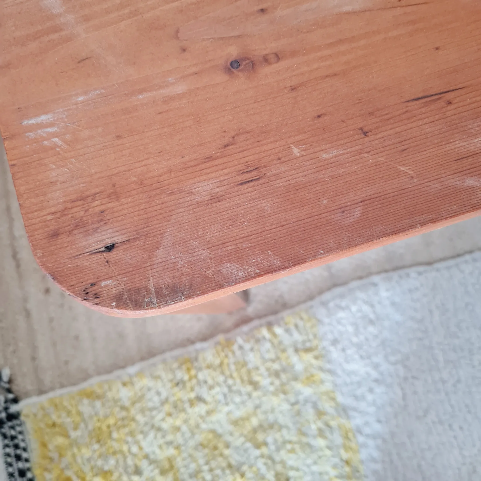 Petite table ou bout de canapé en bois