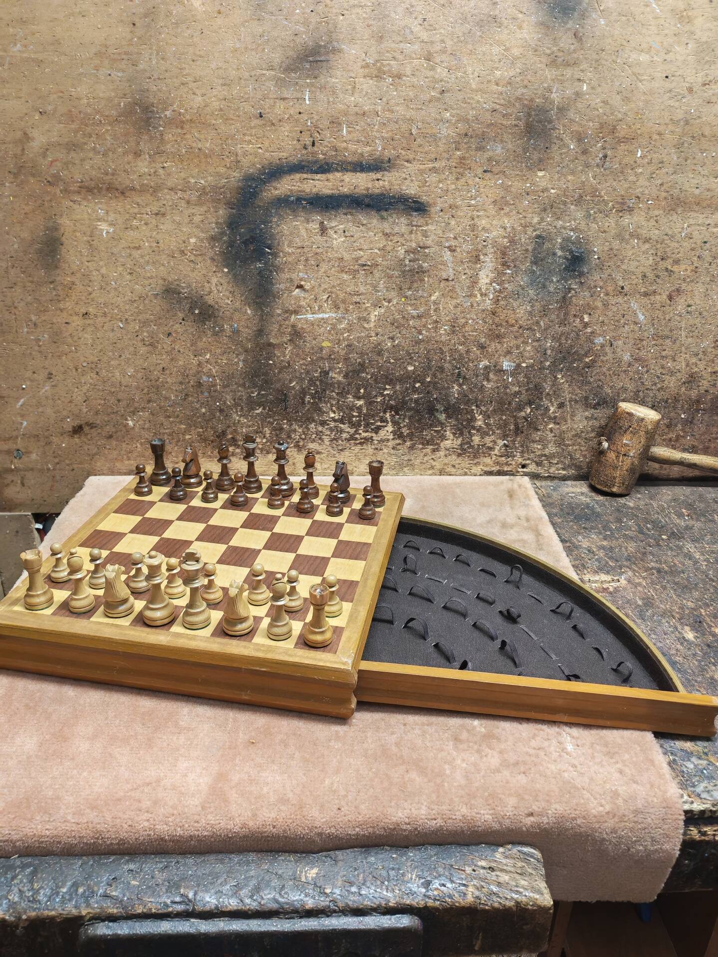 Jeu d'échecs en bois noble vintage 