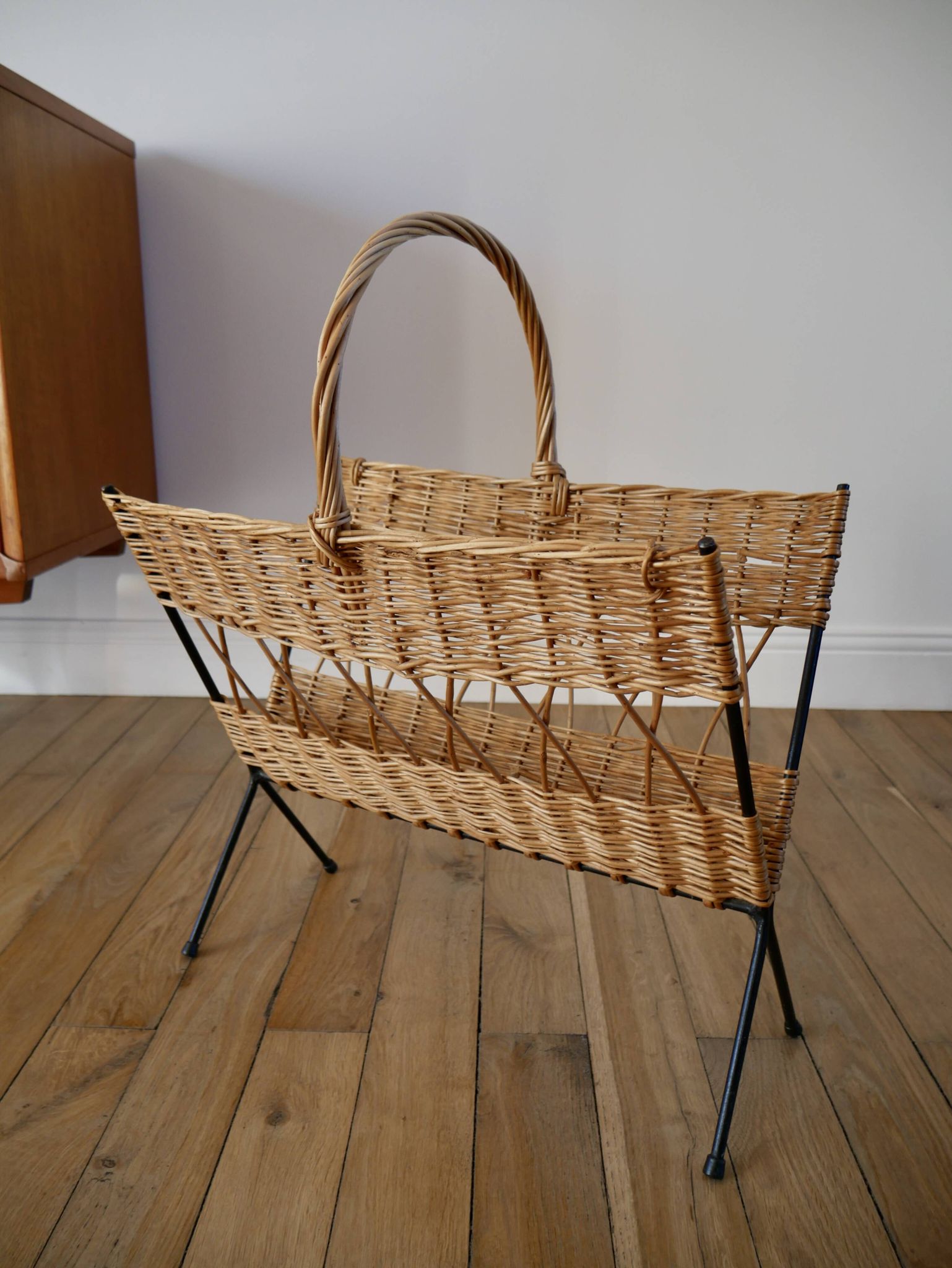 Porte-revue en rotin et métal noir design années 70