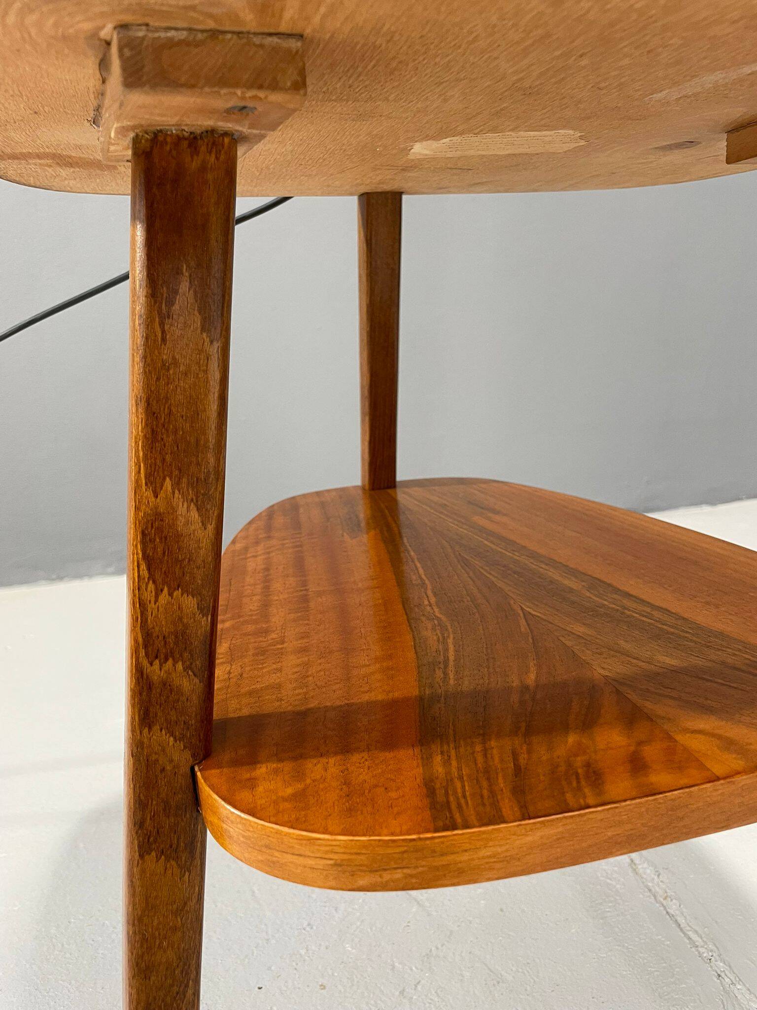 Lampadaire Art Déco avec verre laiteux et table d'appoint, Thonet, années 1950 – Czechos