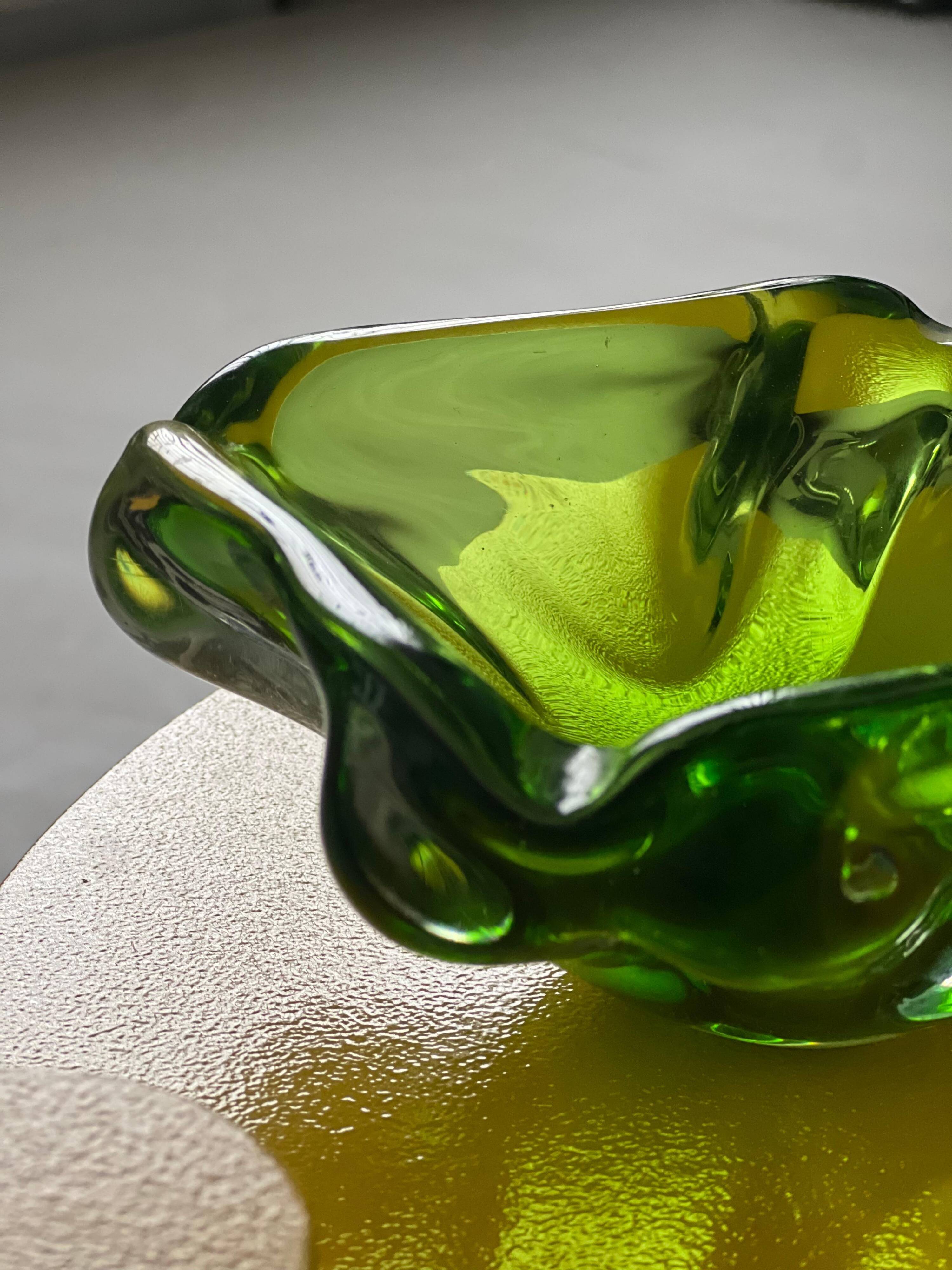 Verre de Murano vert, verre contemporain des années 1960 fabriqué à la main en Italie.