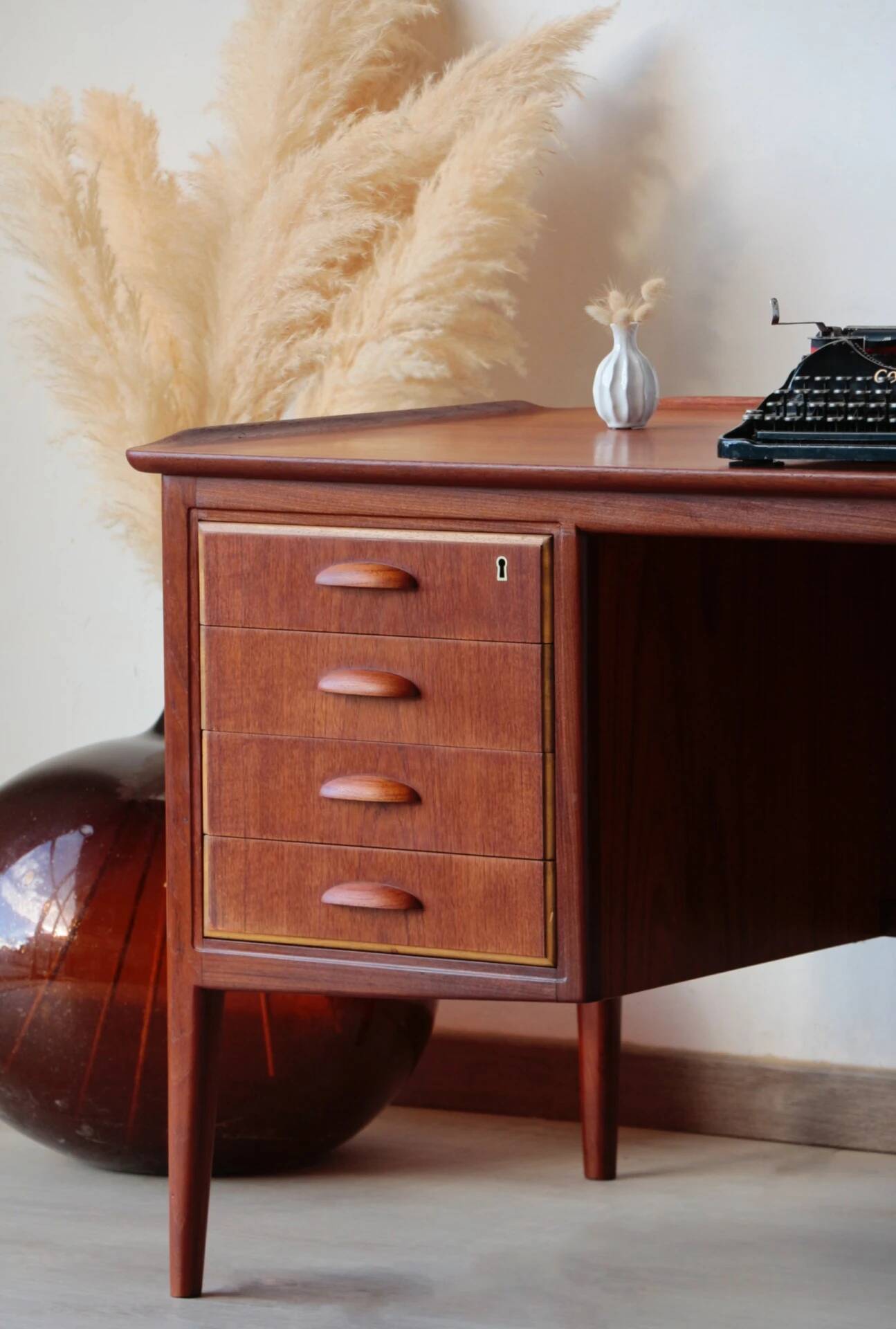 Desk Svend Aage Madsen: Danish Teck & Design (HP Hansen)