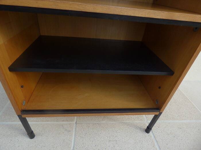 Meuble vintage avec étagères en bois et métal