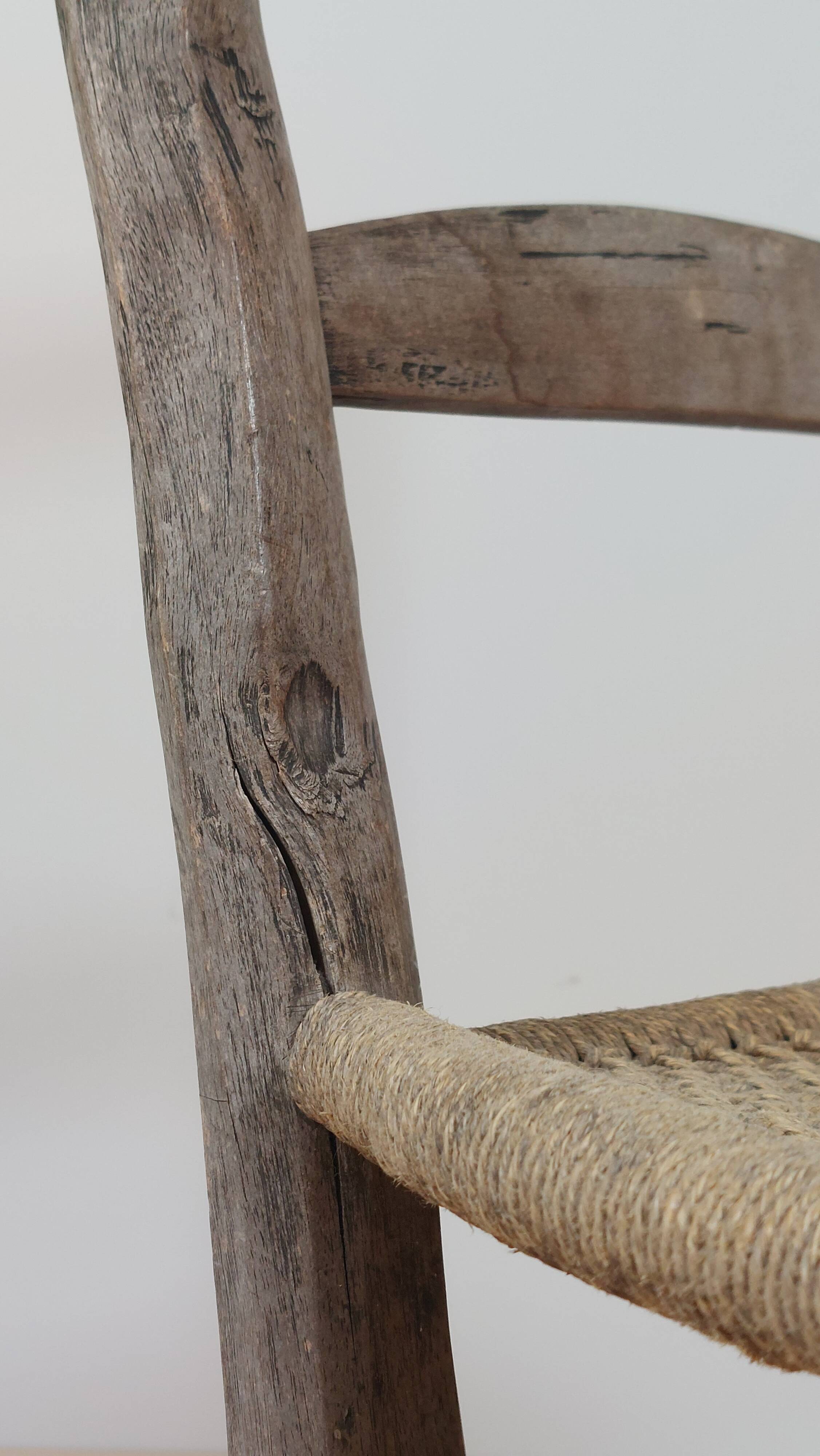 Antique wooden patinated travail populaire rope seat chair
