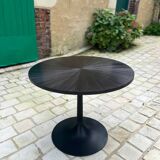 Pedestal table