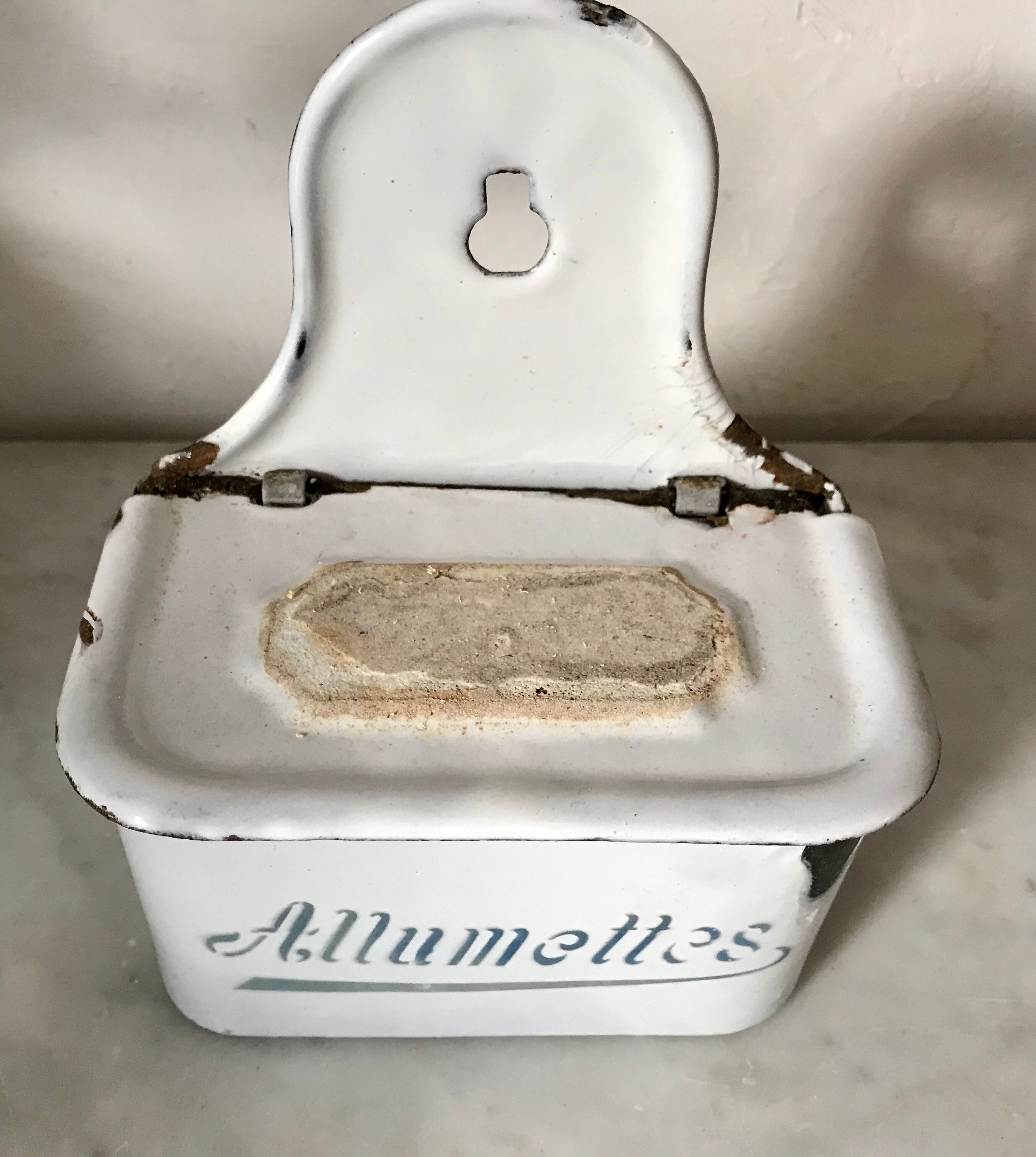 Matchbox in enamelled sheet metal