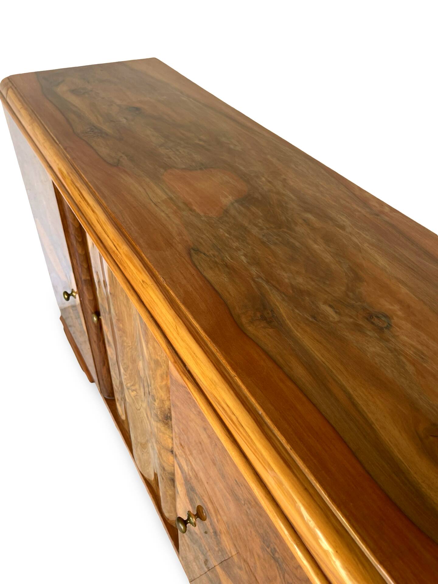 Italian Art deco burl walnut sideboard, of great quality.