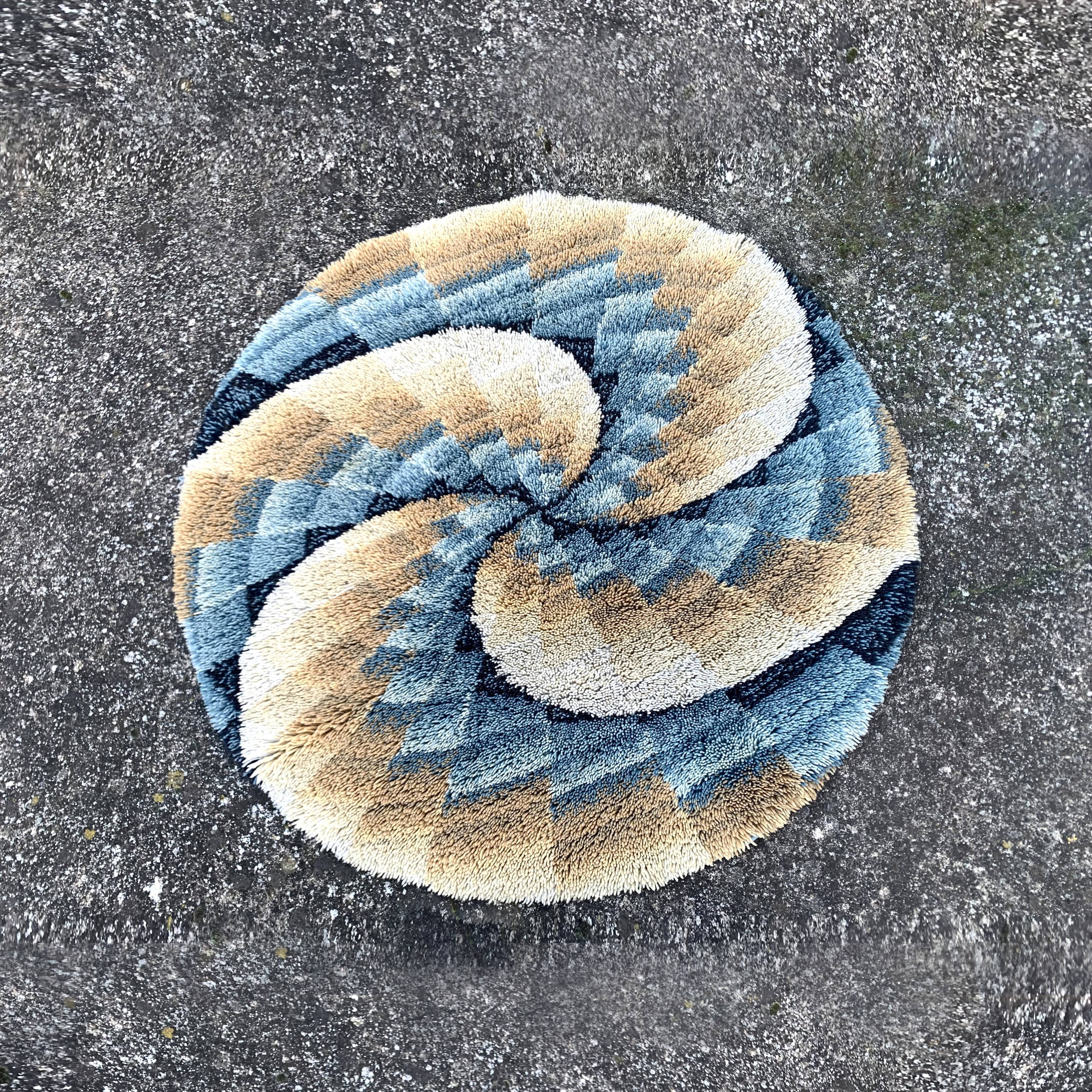 Round vintage carpet 135cm