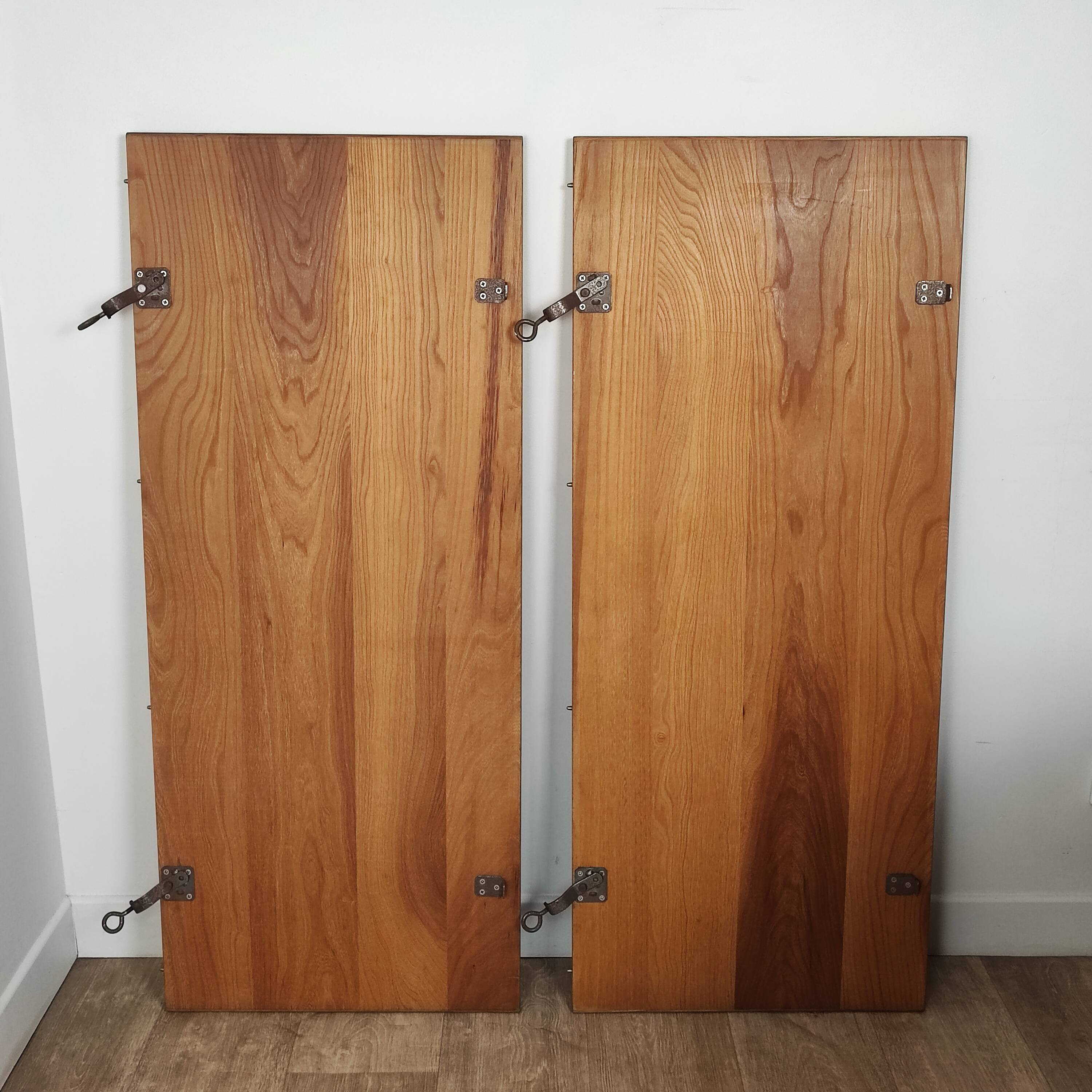 Round extendable elm table