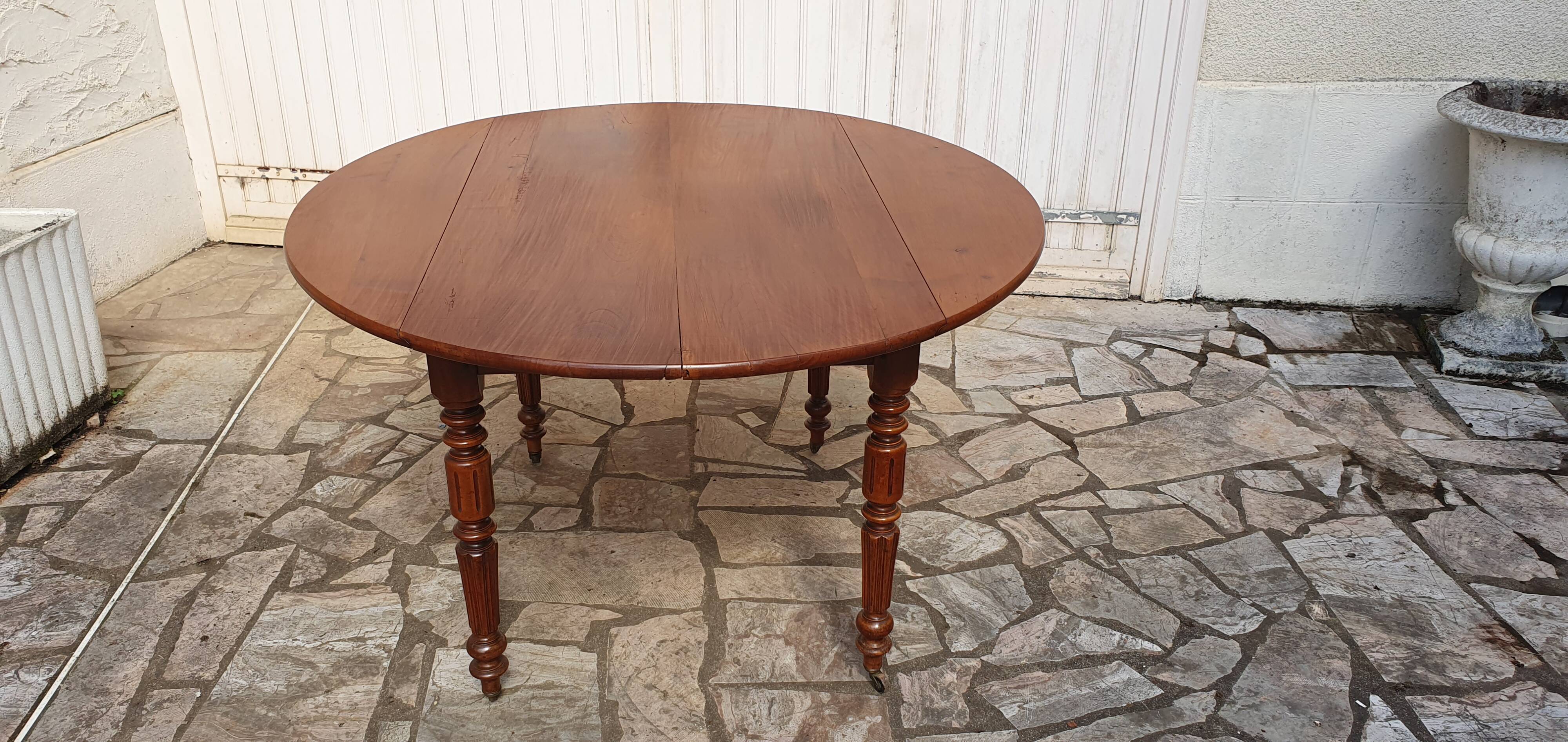 Round oval table with solid cherry leaves, 19th century