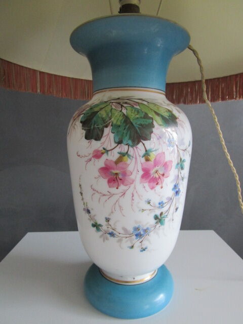 Lampe de salon ancienne en opaline peinte