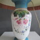 Lampe de salon ancienne en opaline peinte
