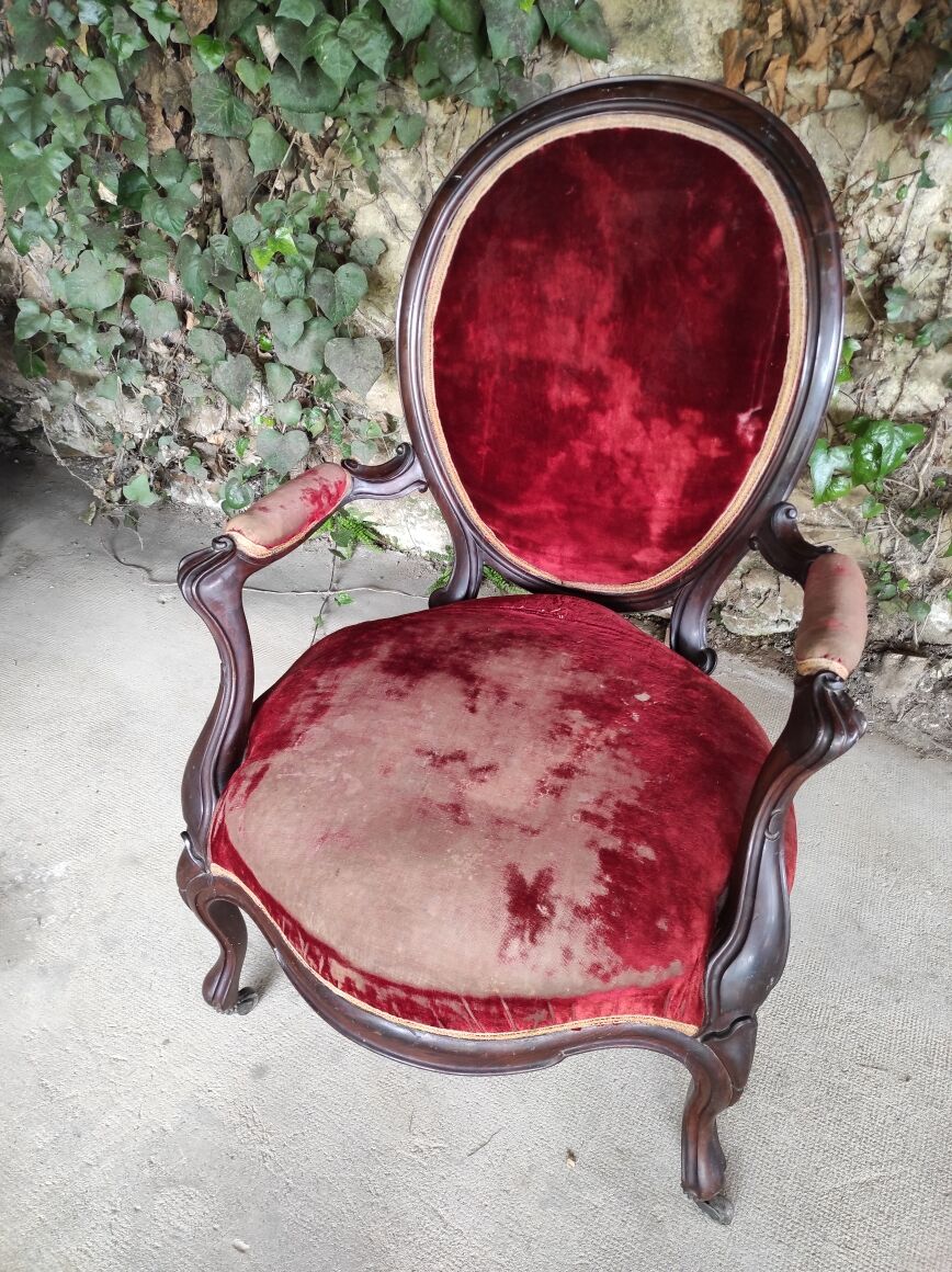 Louis XV armchair in mahogany and red velvet