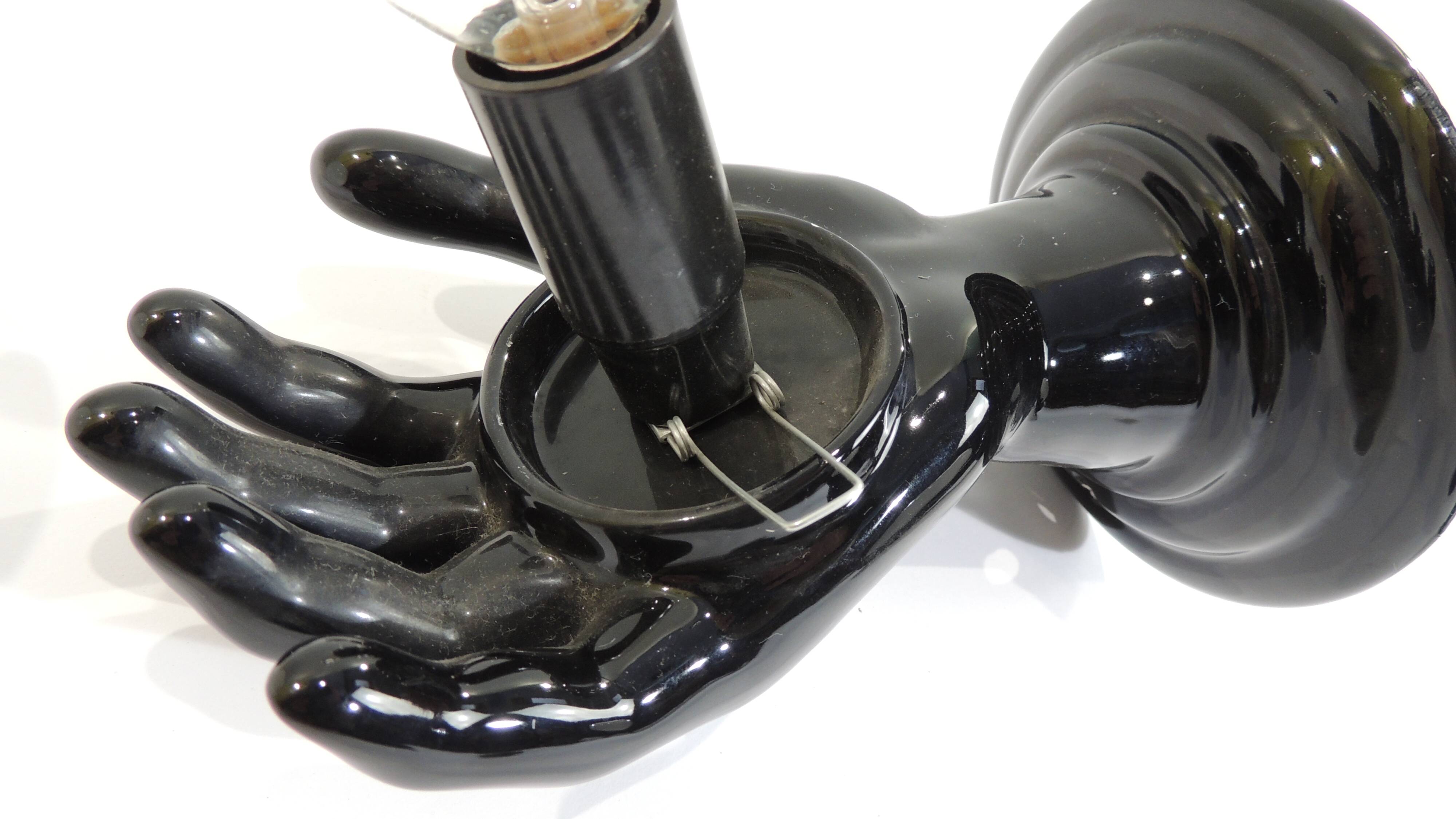 Paire d’appliques mains noires tenant un globe en opaline, années 70