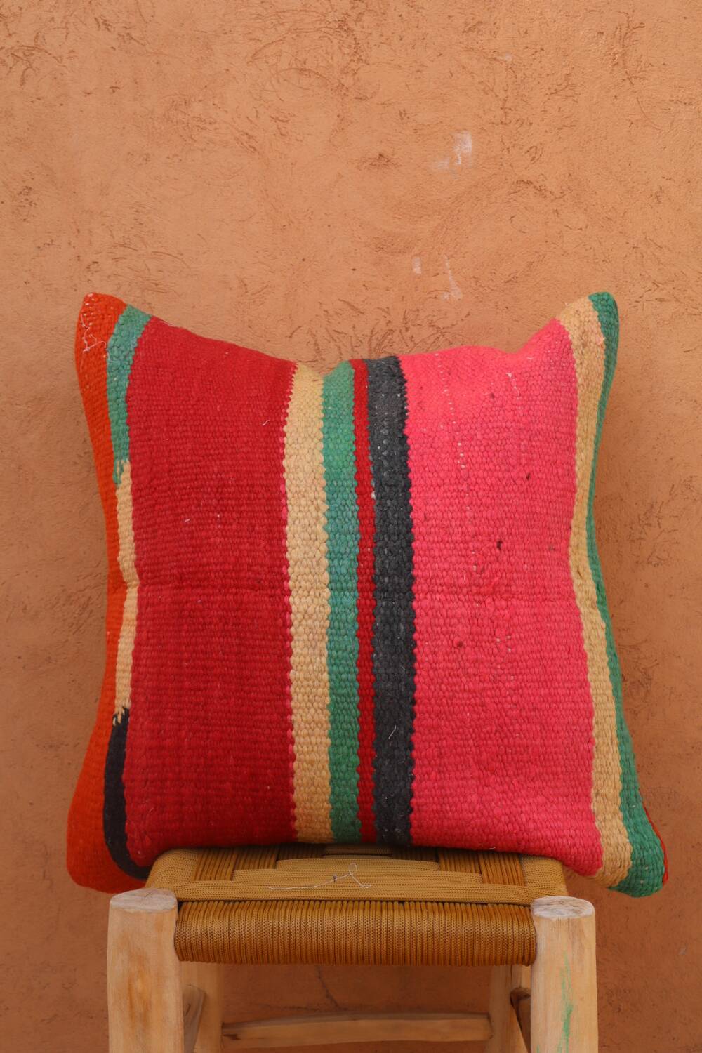 Coussin en laine rayé multicolore