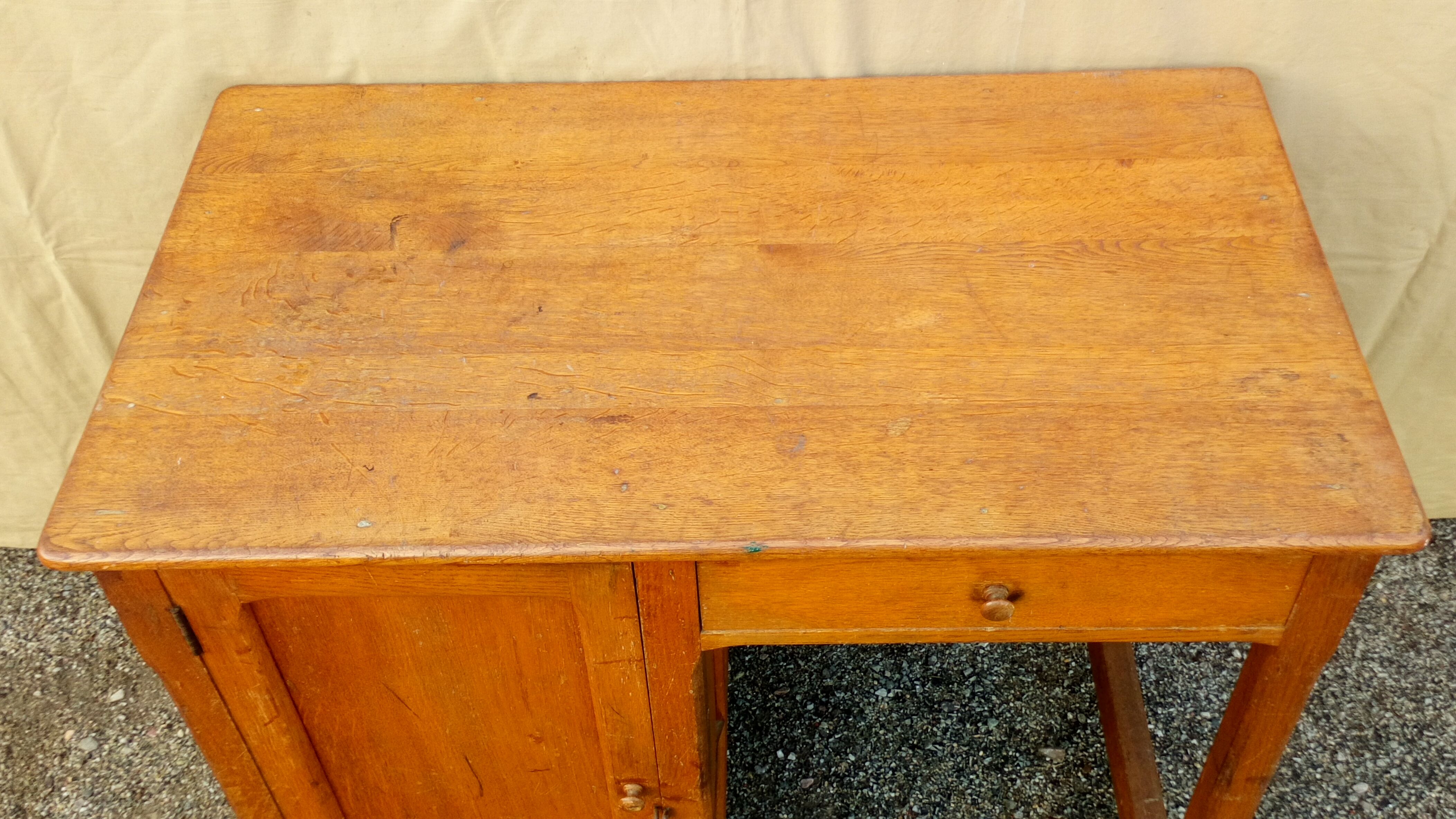 1940 in oak desk