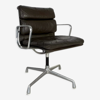 Chaise de bureau Eames cuir brun Soft Pad Group fabriquée par Herman Miller