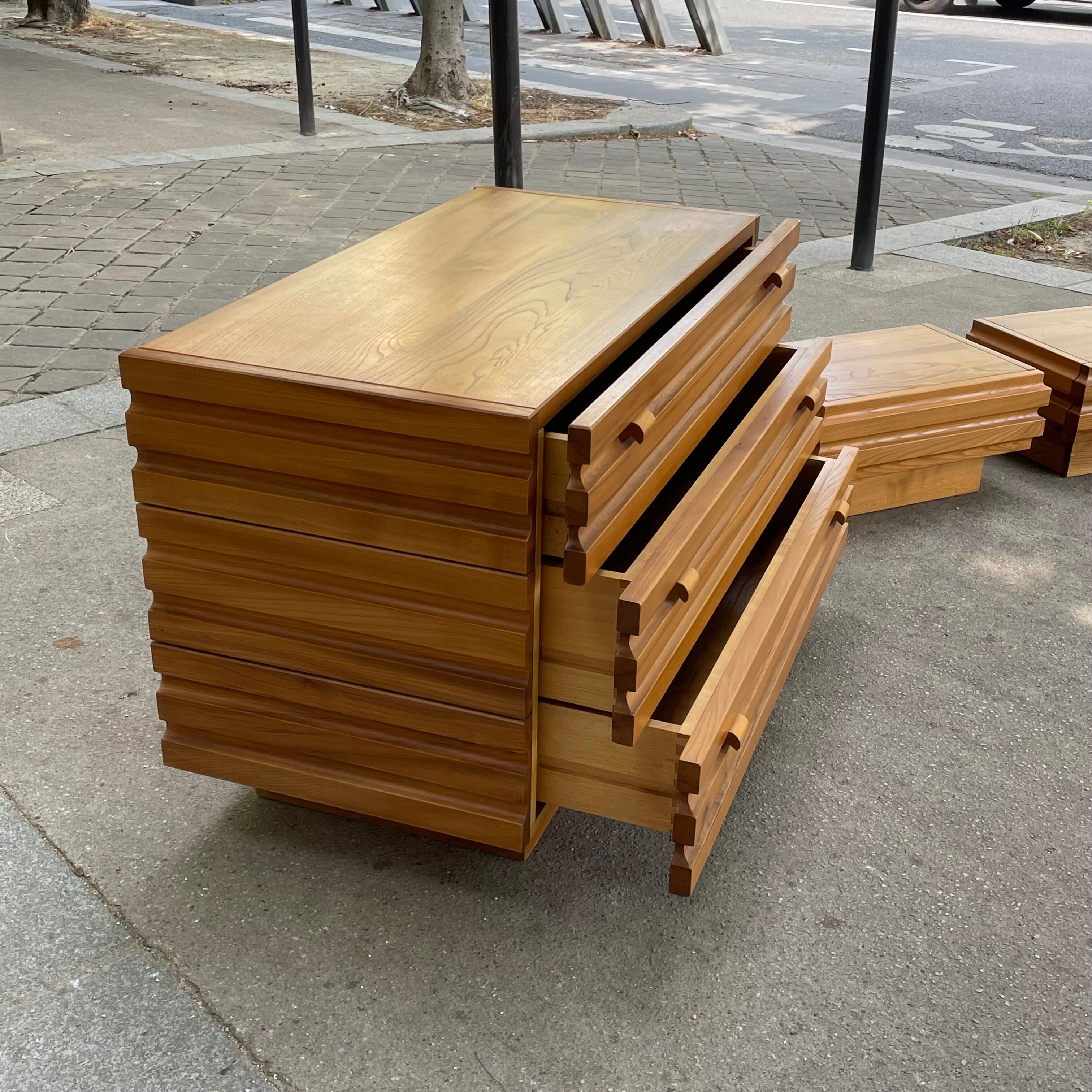 Brutalist chest of drawers in solid elm, Maison Regain, 1970