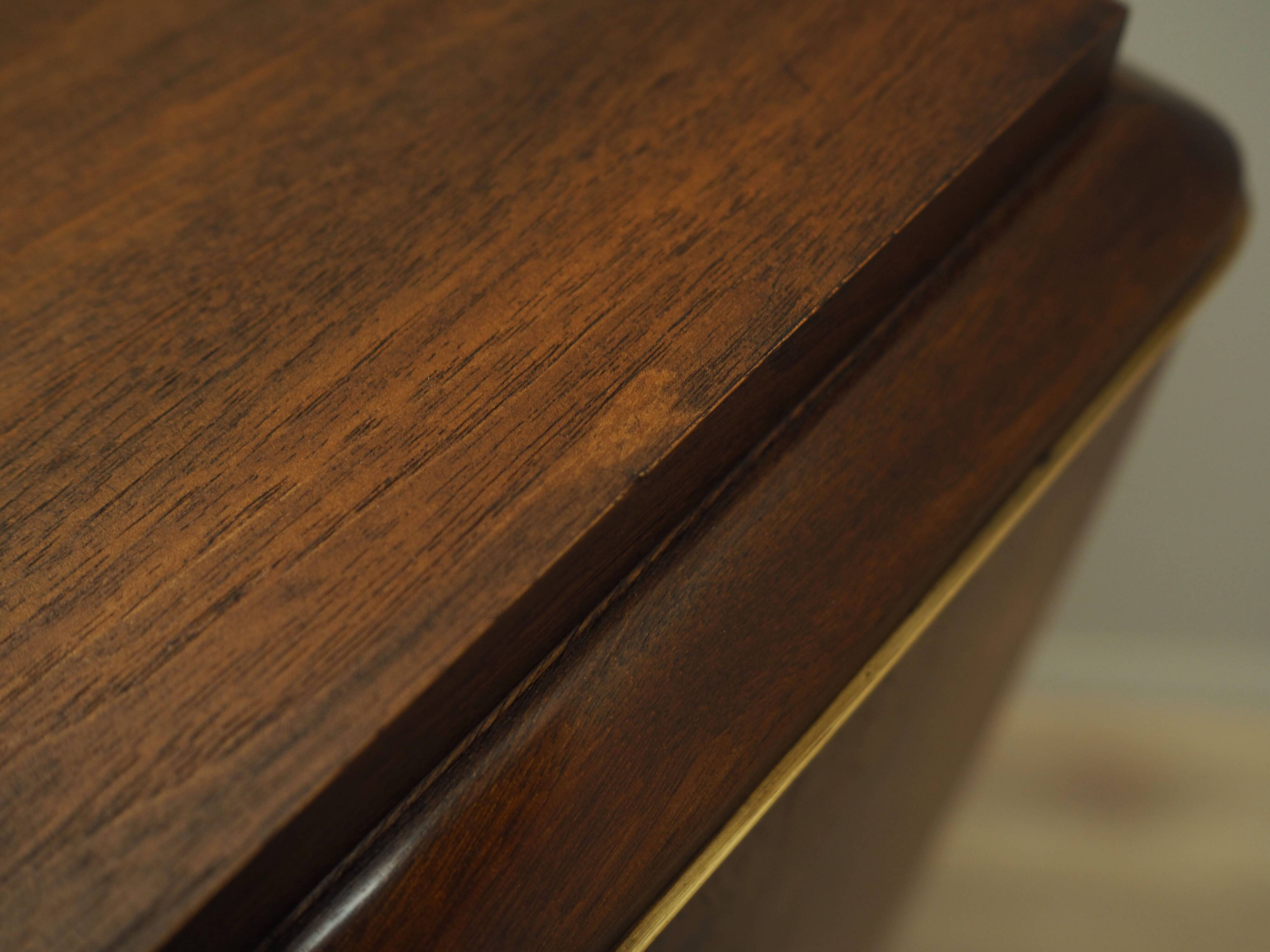 Buffet haut en noyer, design danois, années 1960, production : Danemark