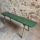 Banc ancien en pin avec pieds en châtaignier, finition peinte en vert, France vers 1900–1930