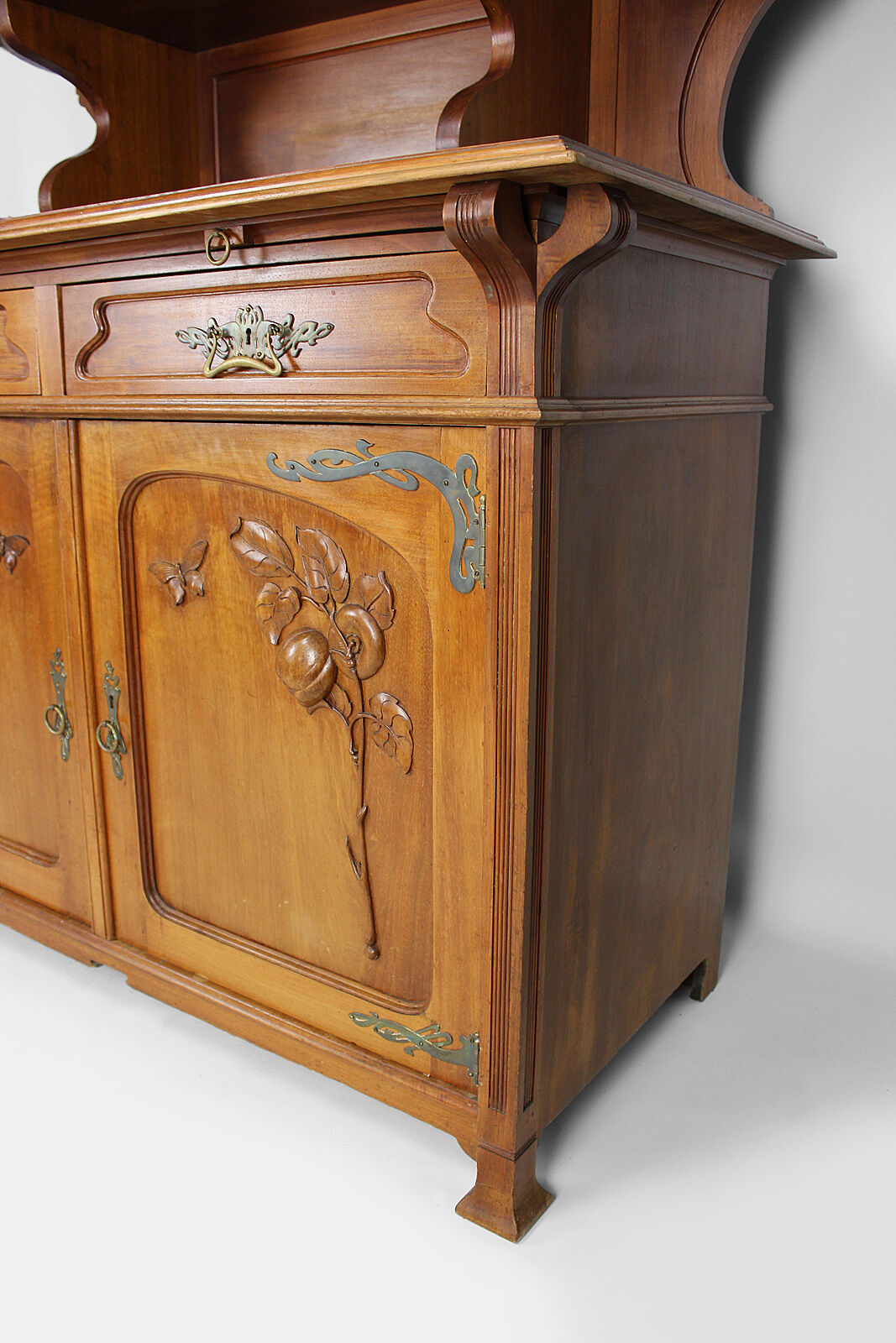 Buffet Art Nouveau en acajou sculpté et vitraux, vers 1900