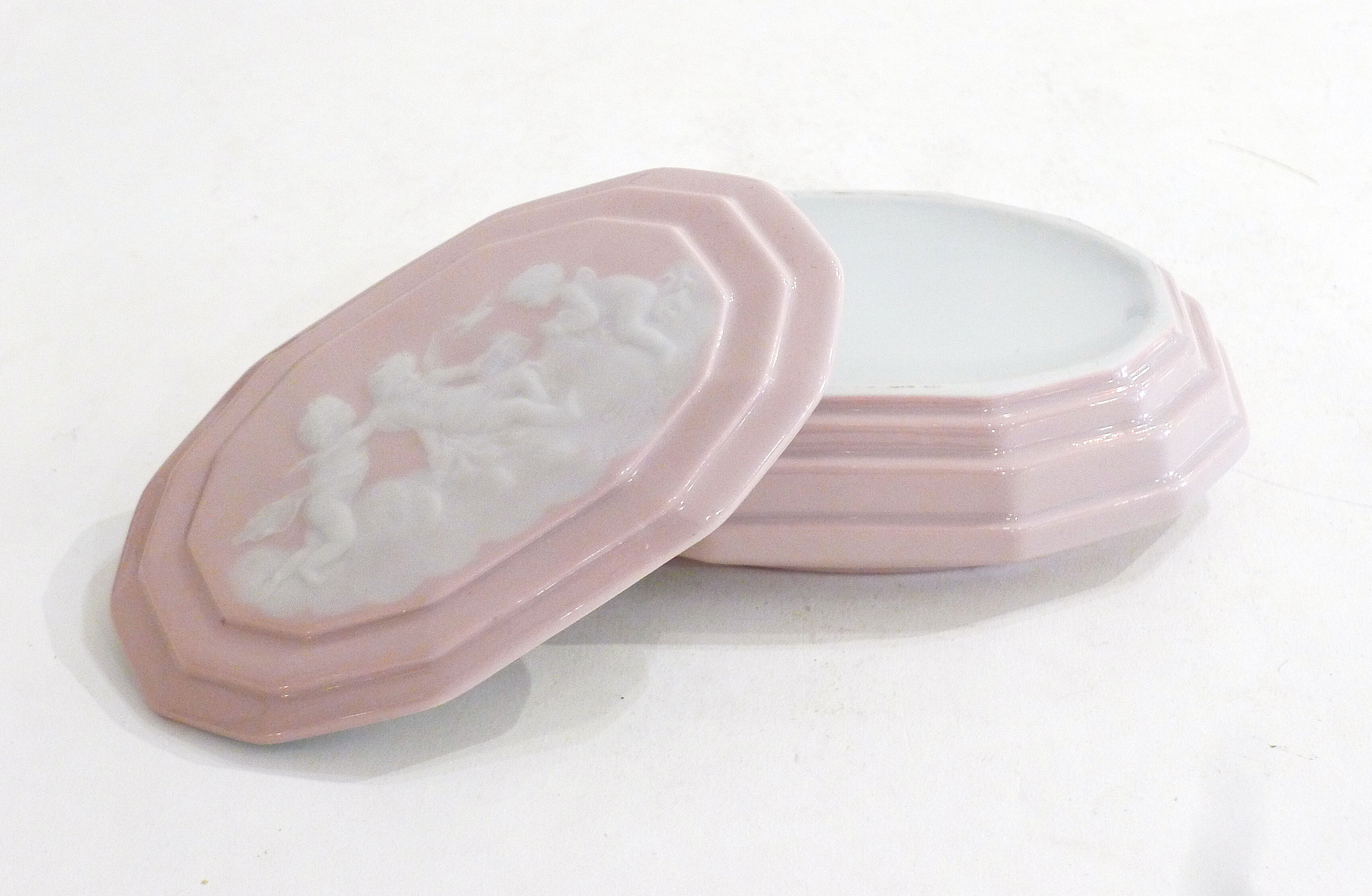 Pink porcelain box cameo décor