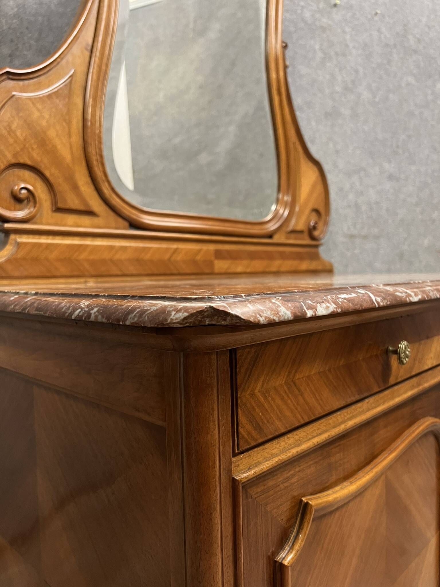 Superb Louis XV style chest of drawers with psyche doors in walnut marquetry circa 1880