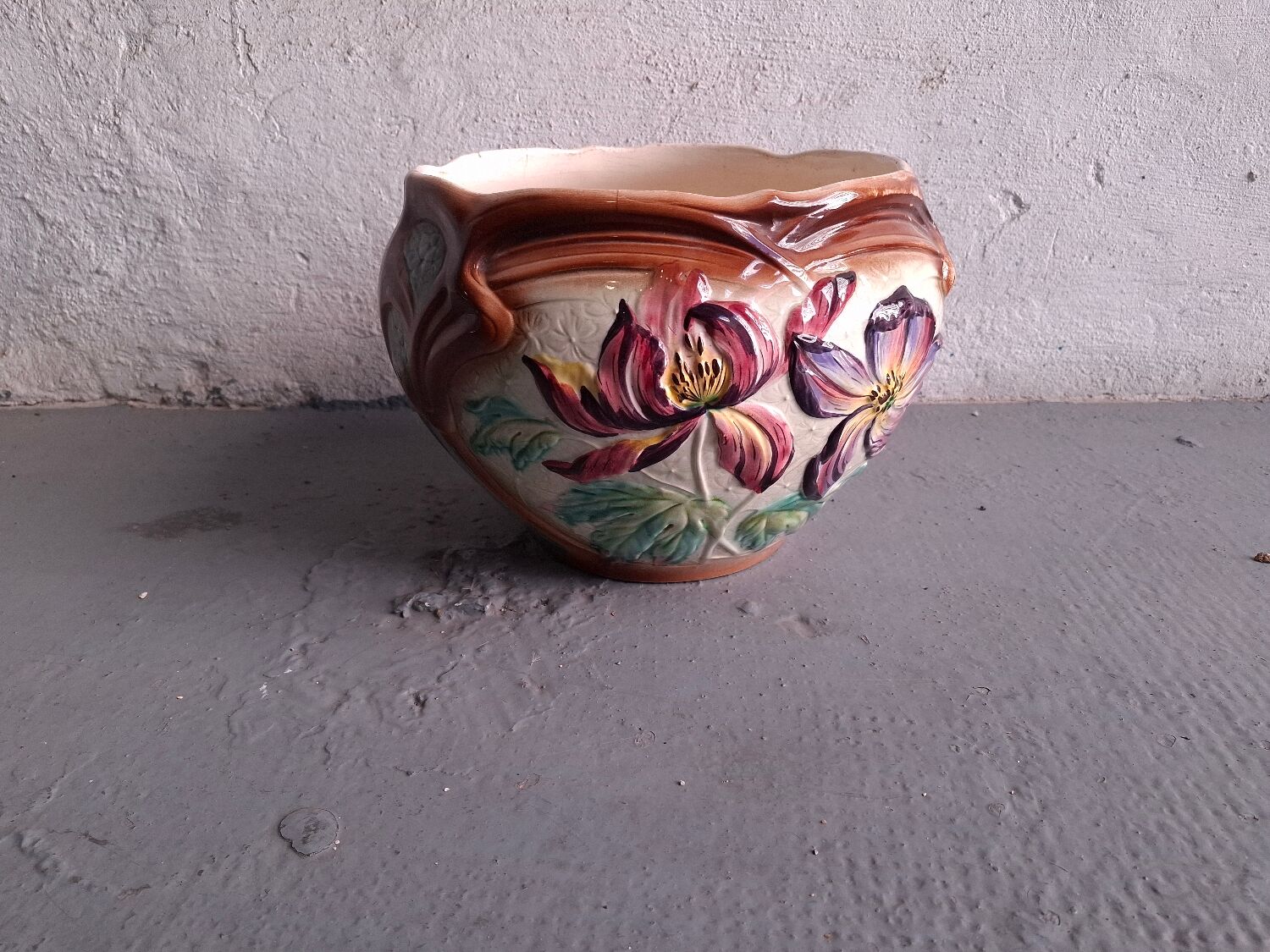 Vase , cache pot en barbotine art nouveau